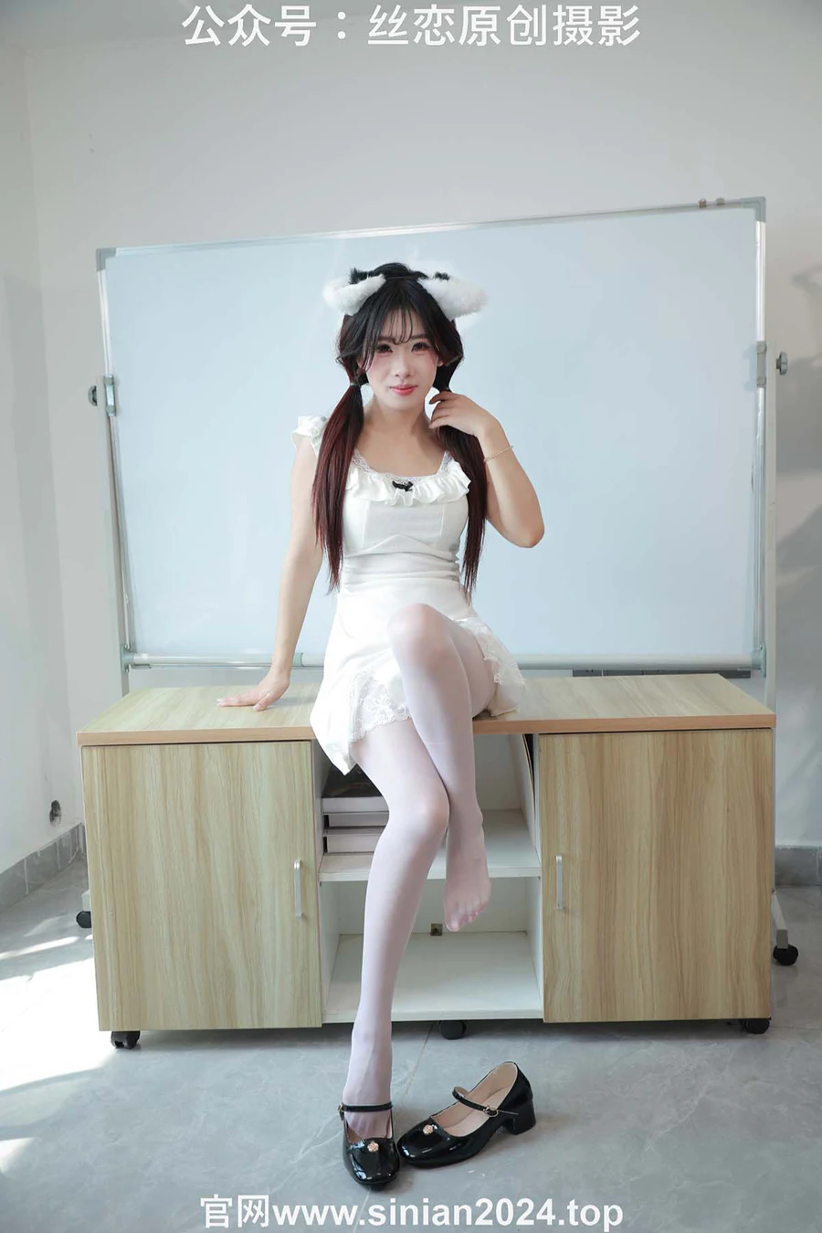 丝恋摄影 NO.045 小梦-白色超短裙 厚白丝袜 黑色小皮鞋 丝恋摄影-第2张