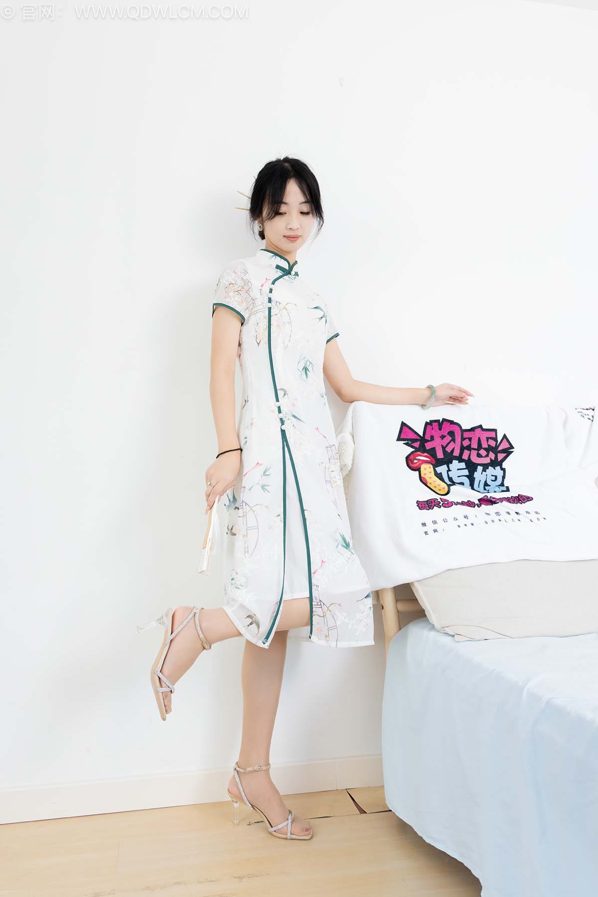 物恋传媒 NO.2584 南南-三双高跟鞋、薄肉丝、裸足 WLCM物恋传媒-第2张