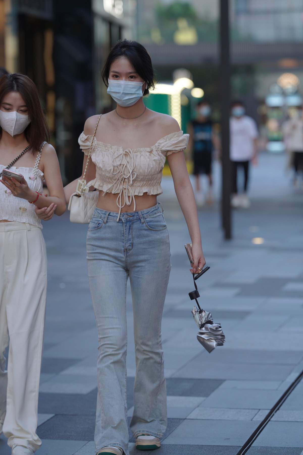 精选街拍作品 NO.5224 喇叭牛仔裤搭配 街拍-第1张