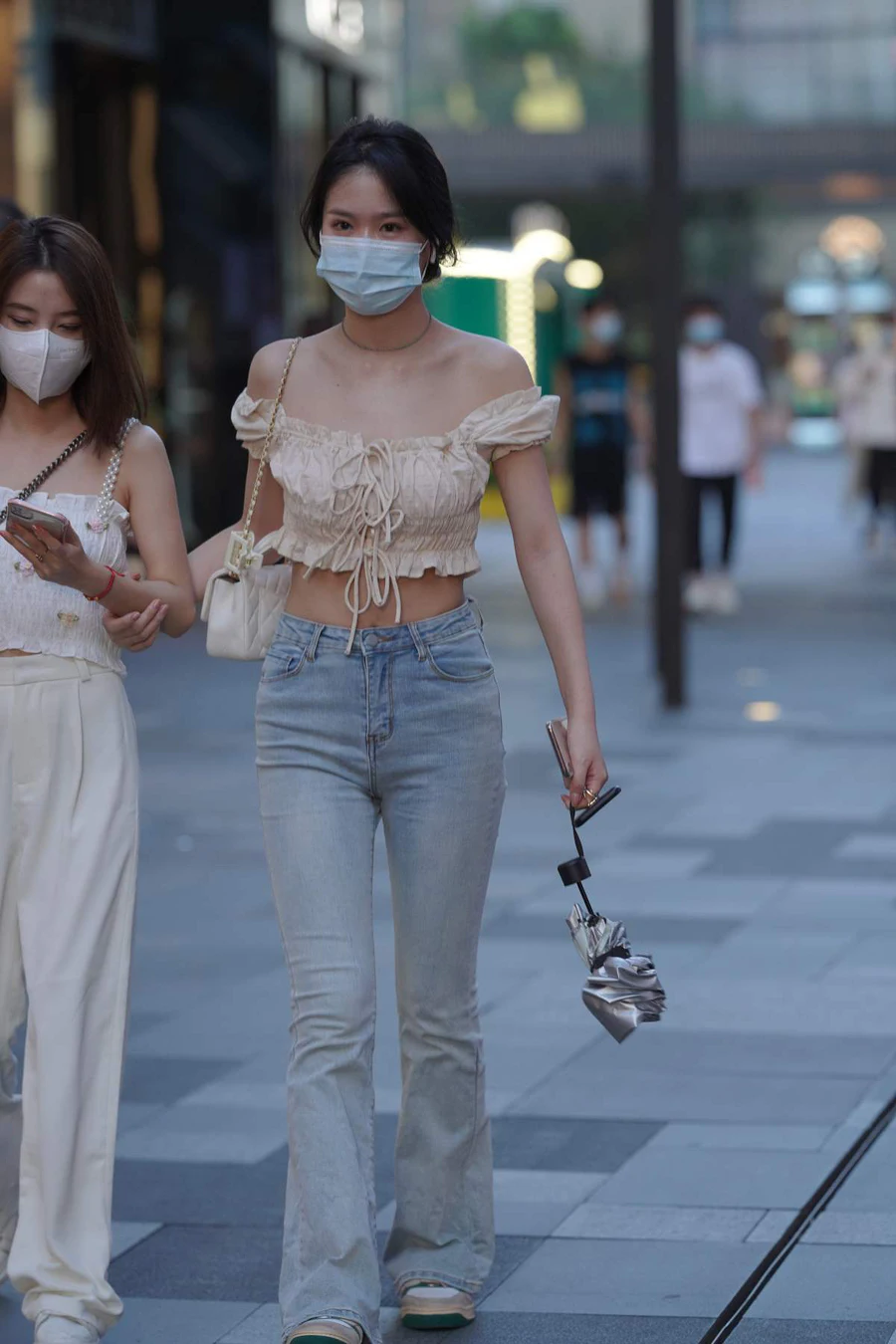 精选街拍作品 NO.5224 喇叭牛仔裤搭配 街拍-第1张