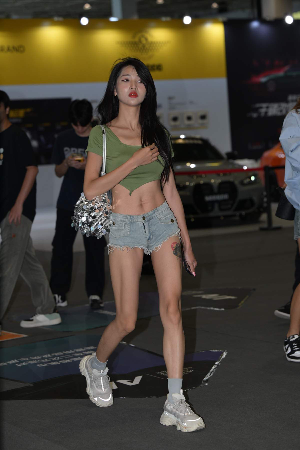 精选街拍作品 NO.5223 青春靓丽牛仔短裤 街拍-第1张