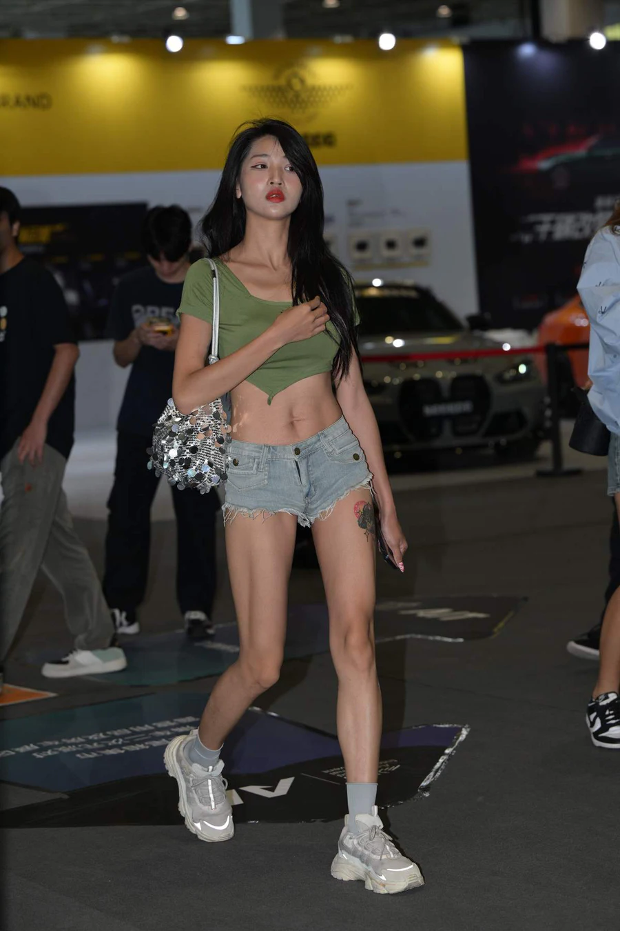 精选街拍作品 NO.5223 青春靓丽牛仔短裤 街拍-第1张