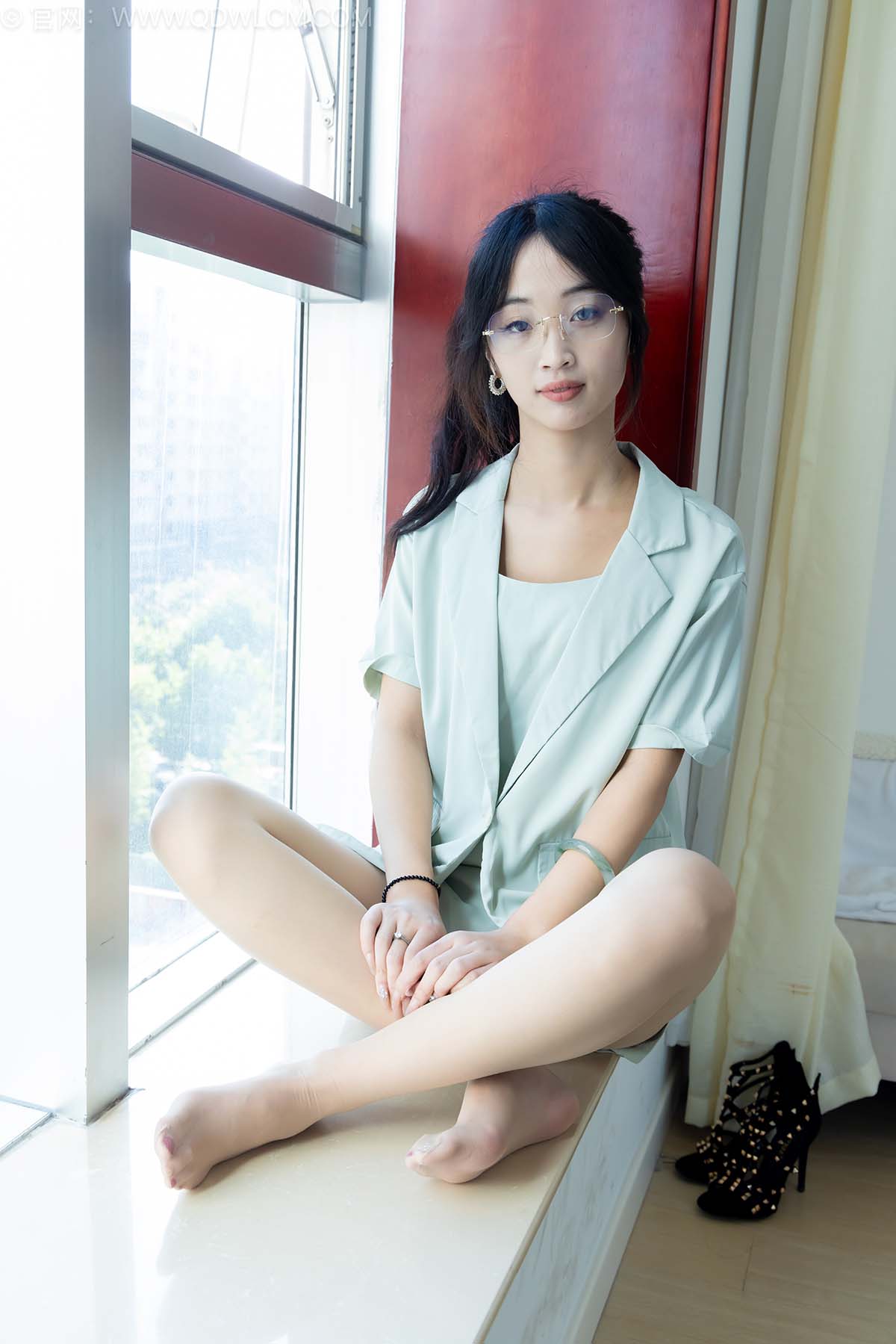 物恋传媒 NO.2586 南南-三双高跟鞋、薄肉丝、裸足 WLCM物恋传媒-第1张