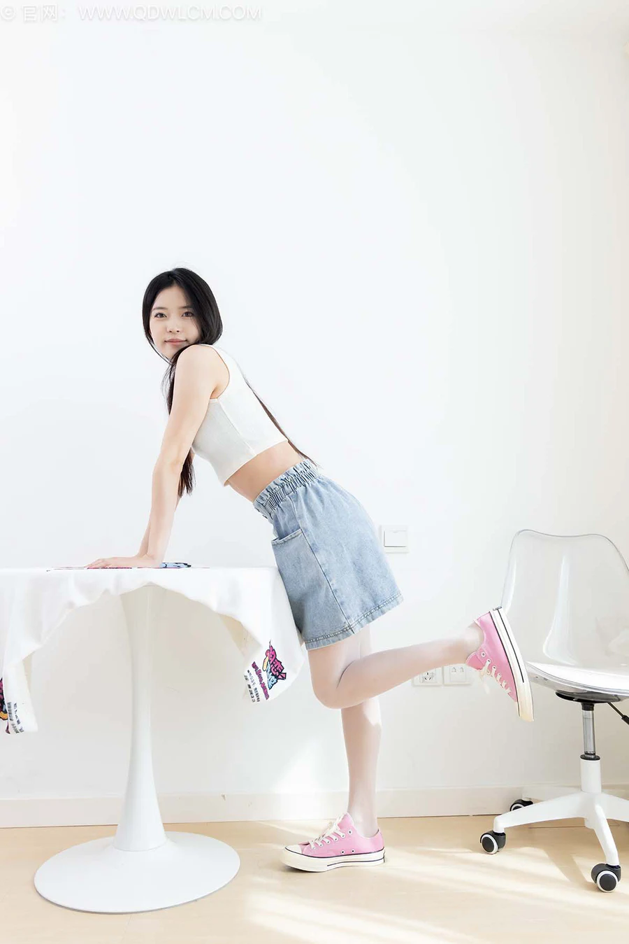 物恋传媒 NO.2588 茯苓-两双帆布鞋、薄白丝 WLCM物恋传媒-第1张