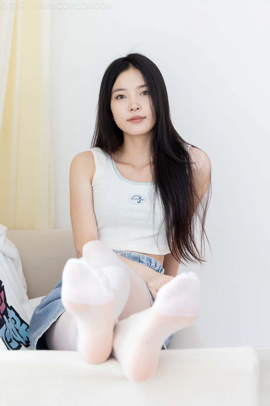 物恋传媒 NO.2588 茯苓-两双帆布鞋、薄白丝 WLCM物恋传媒-第2张