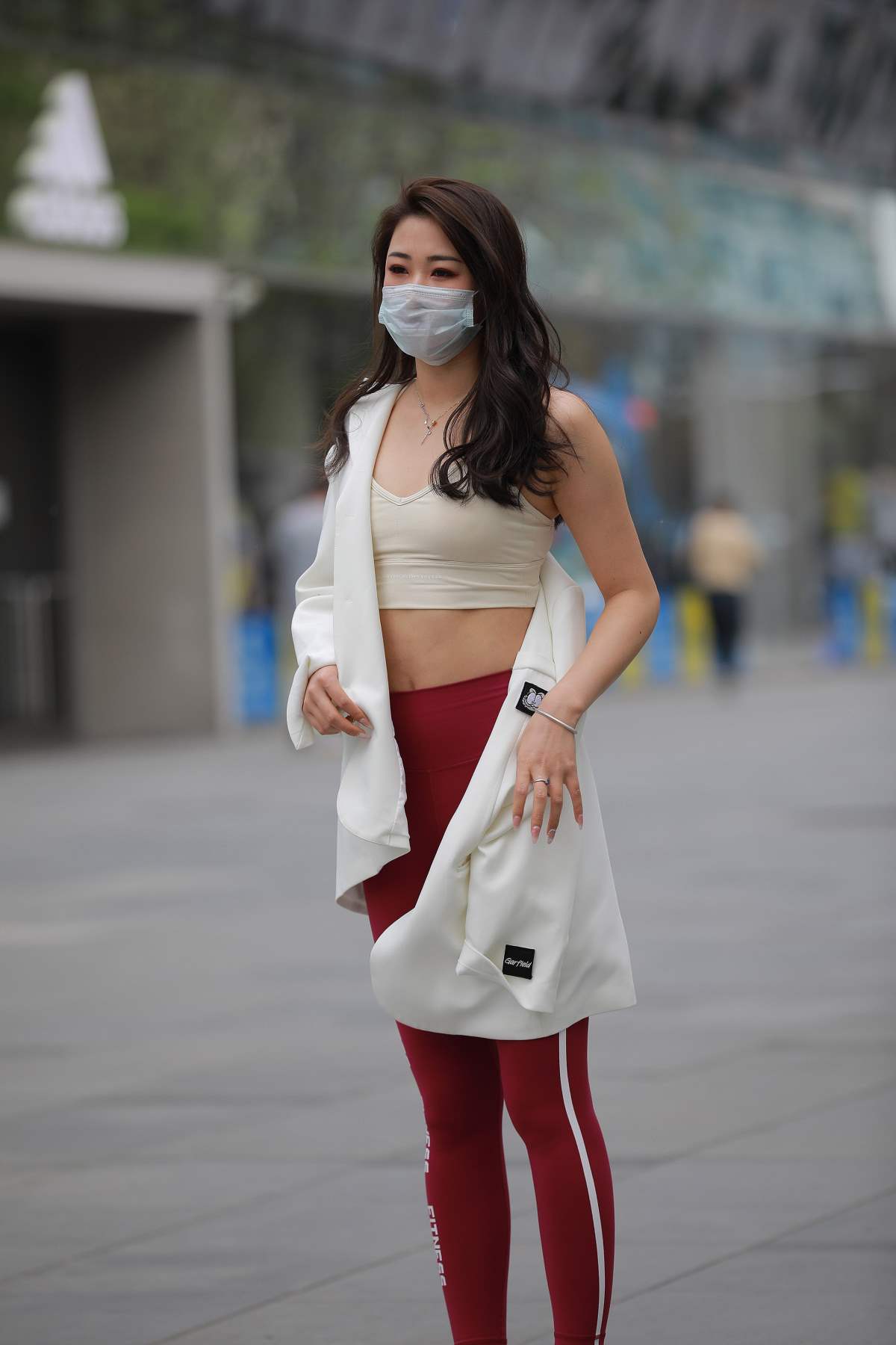 精选街拍作品 NO.5236 枣红色瑜伽裤 街拍-第1张