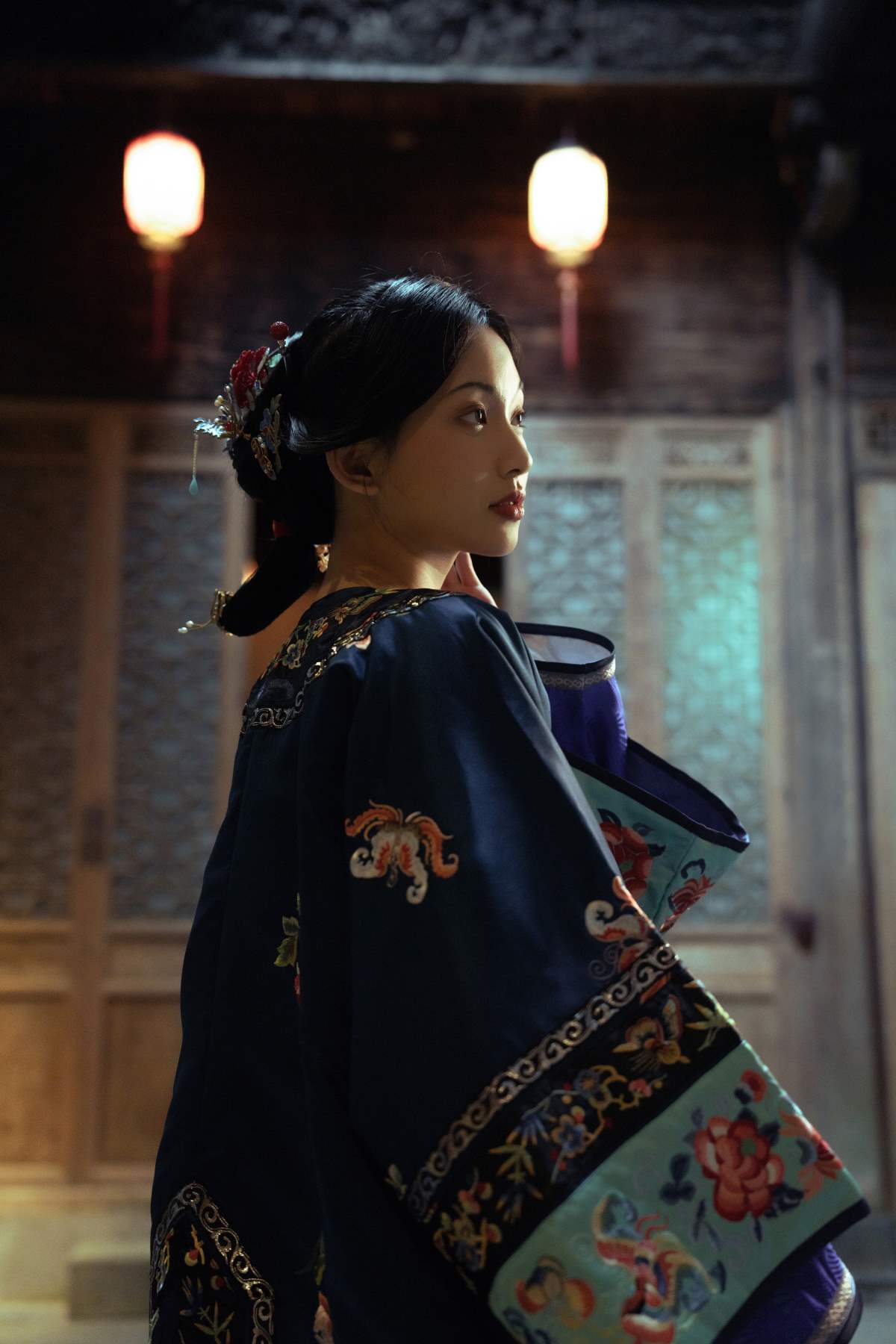 [YITUYU艺图语]2025.09.12 她坐在黑洞洞四方方的窗朝外望 二一芝 YITUYU艺图语-第1张