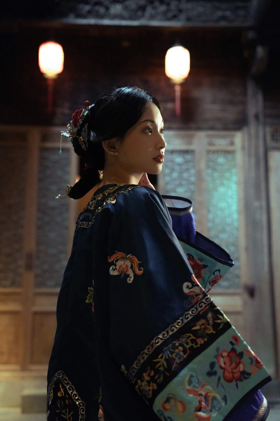 [YITUYU艺图语]2025.09.12 她坐在黑洞洞四方方的窗朝外望 二一芝 YITUYU艺图语-第1张