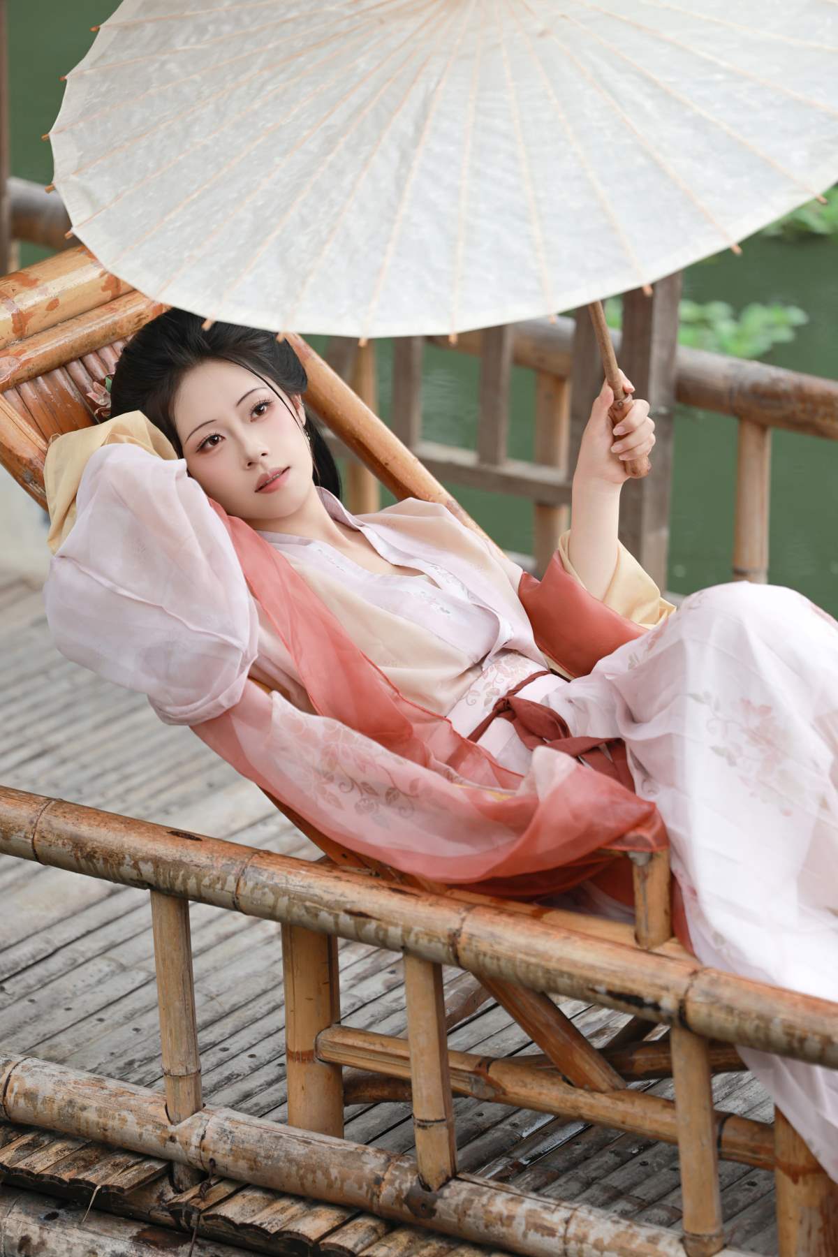 [YITUYU艺图语]2025.09.12 盼风雨来，能留你在此 李李不li YITUYU艺图语-第1张