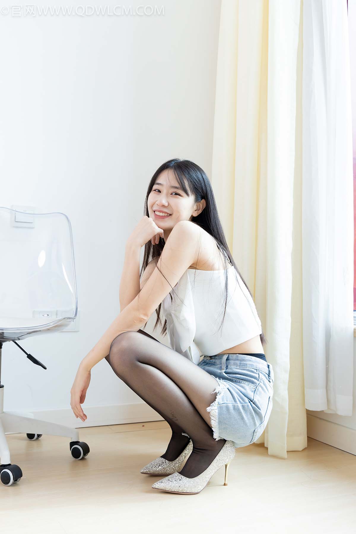 物恋传媒 NO.2594 菜菜-高跟鞋、薄黑丝、裸足 WLCM物恋传媒-第1张