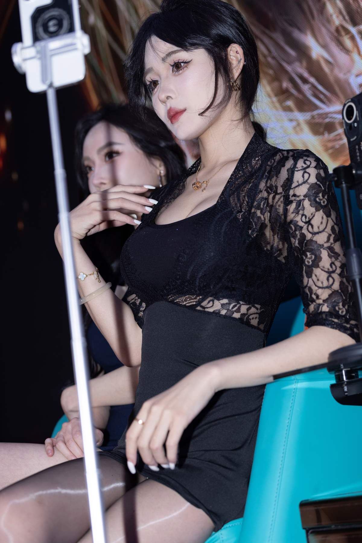 精选街拍作品 NO.5256 黑色性感主播 街拍-第1张