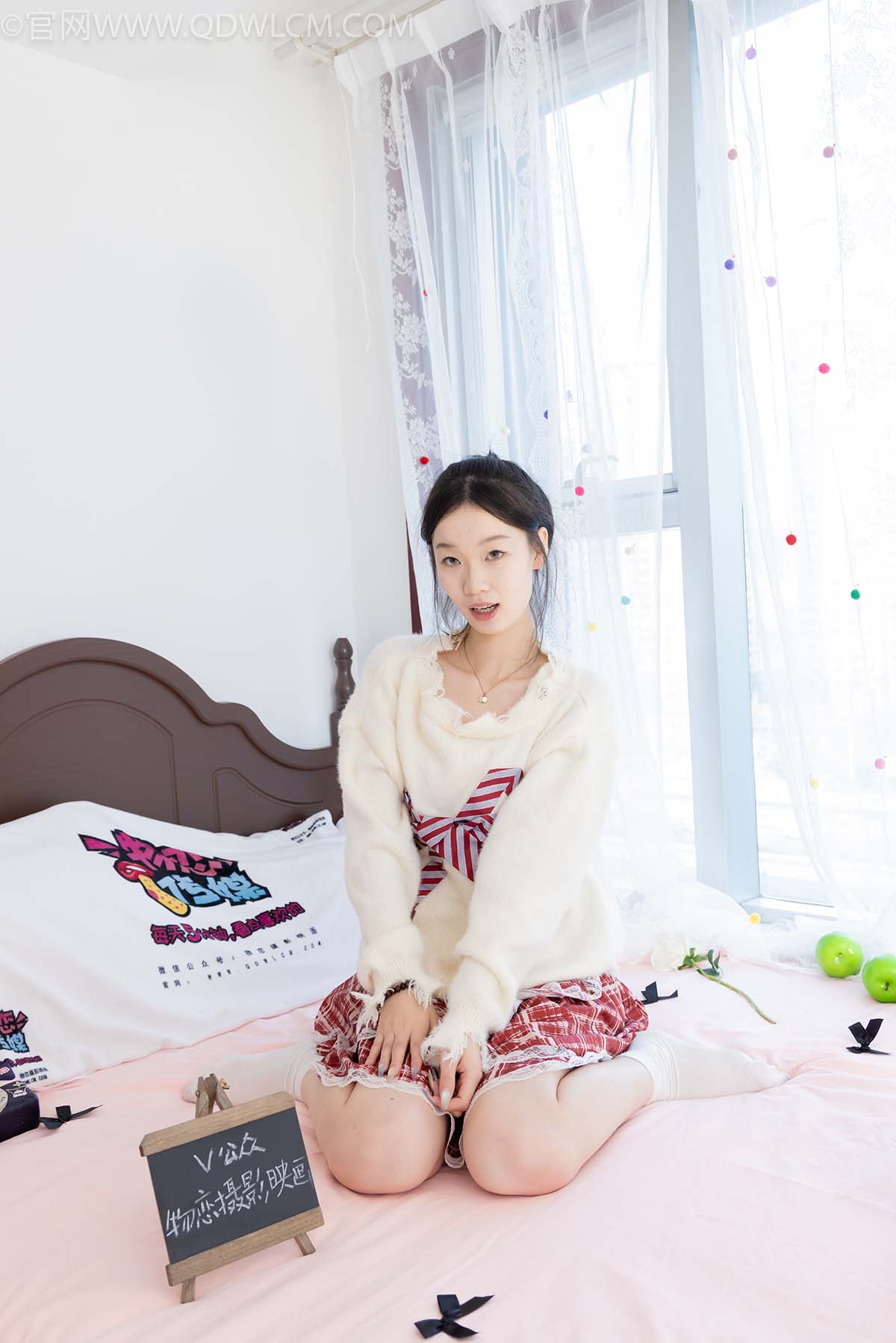 物恋传媒 NO.2595 水蜜桃-板鞋、白棉袜、裸足 WLCM物恋传媒-第1张