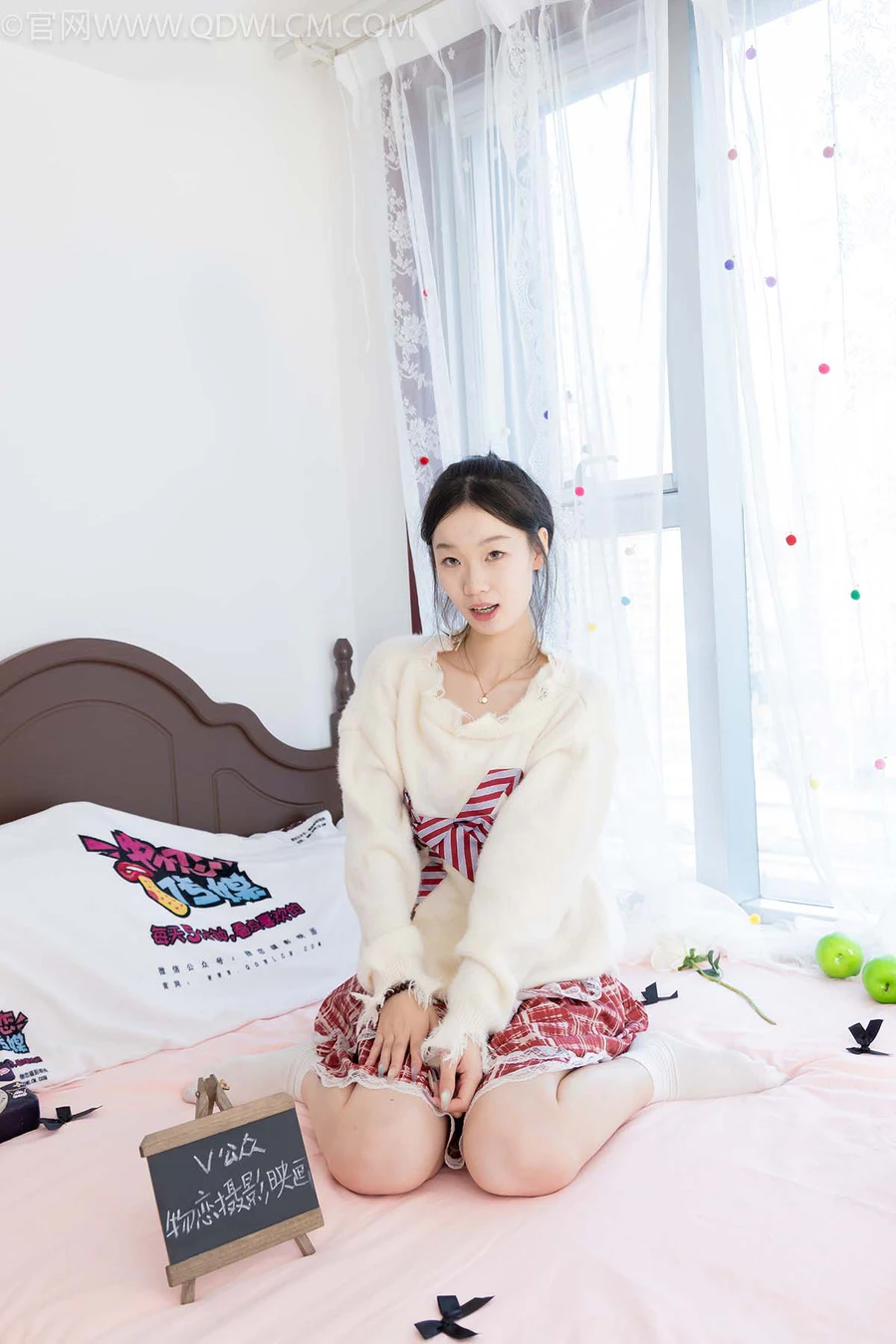 物恋传媒 NO.2595 水蜜桃-板鞋、白棉袜、裸足 WLCM物恋传媒-第1张