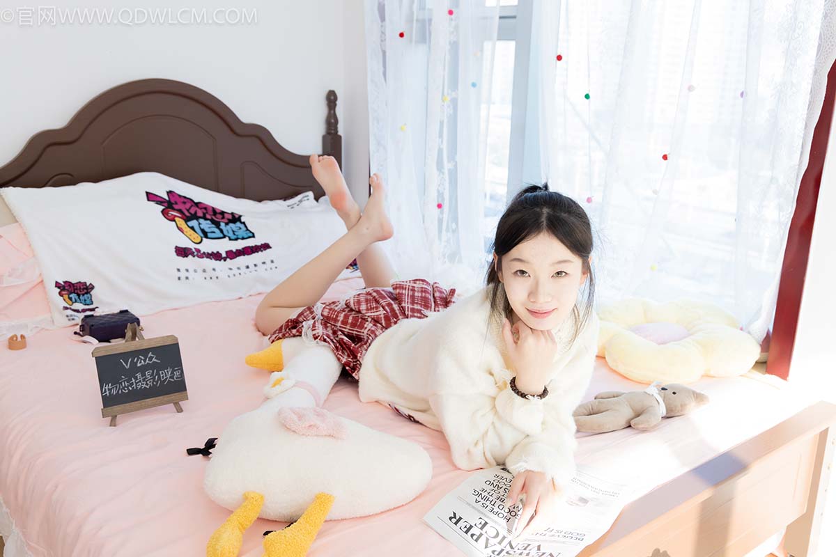 物恋传媒 NO.2595 水蜜桃-板鞋、白棉袜、裸足 WLCM物恋传媒-第2张