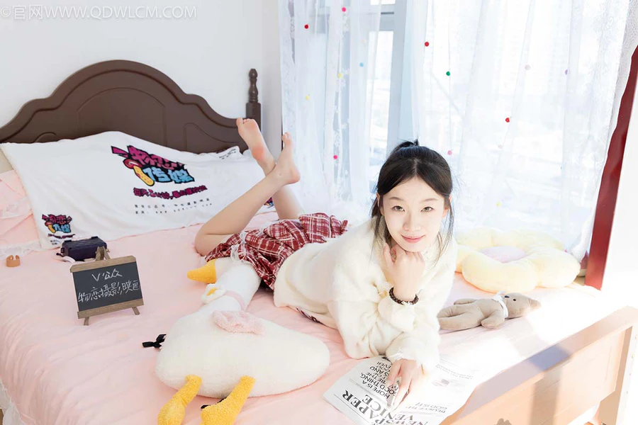 物恋传媒 NO.2595 水蜜桃-板鞋、白棉袜、裸足 WLCM物恋传媒-第2张