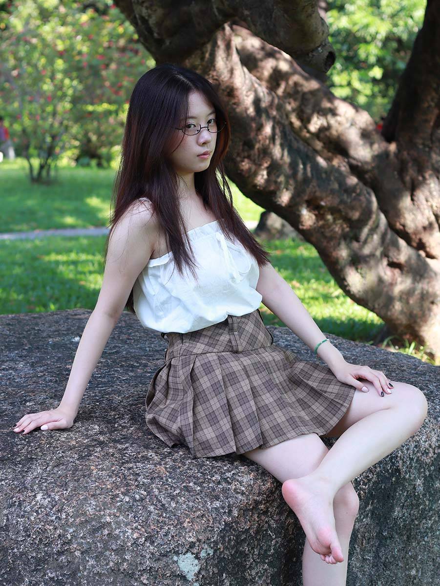 约拍系列 013号作品 半框眼镜高颜值小妹 约拍系列-第1张