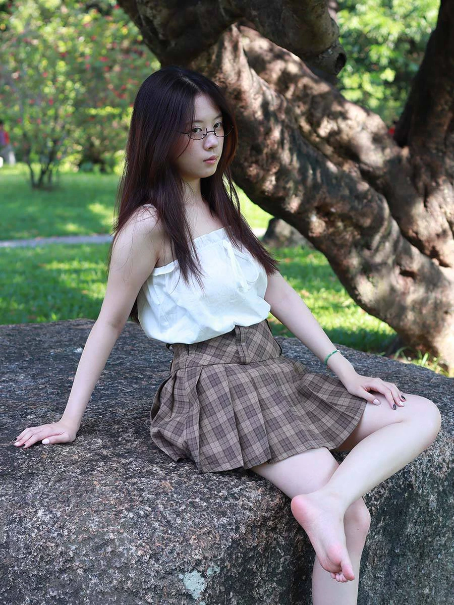 约拍系列 013号作品 半框眼镜高颜值小妹 约拍系列-第1张