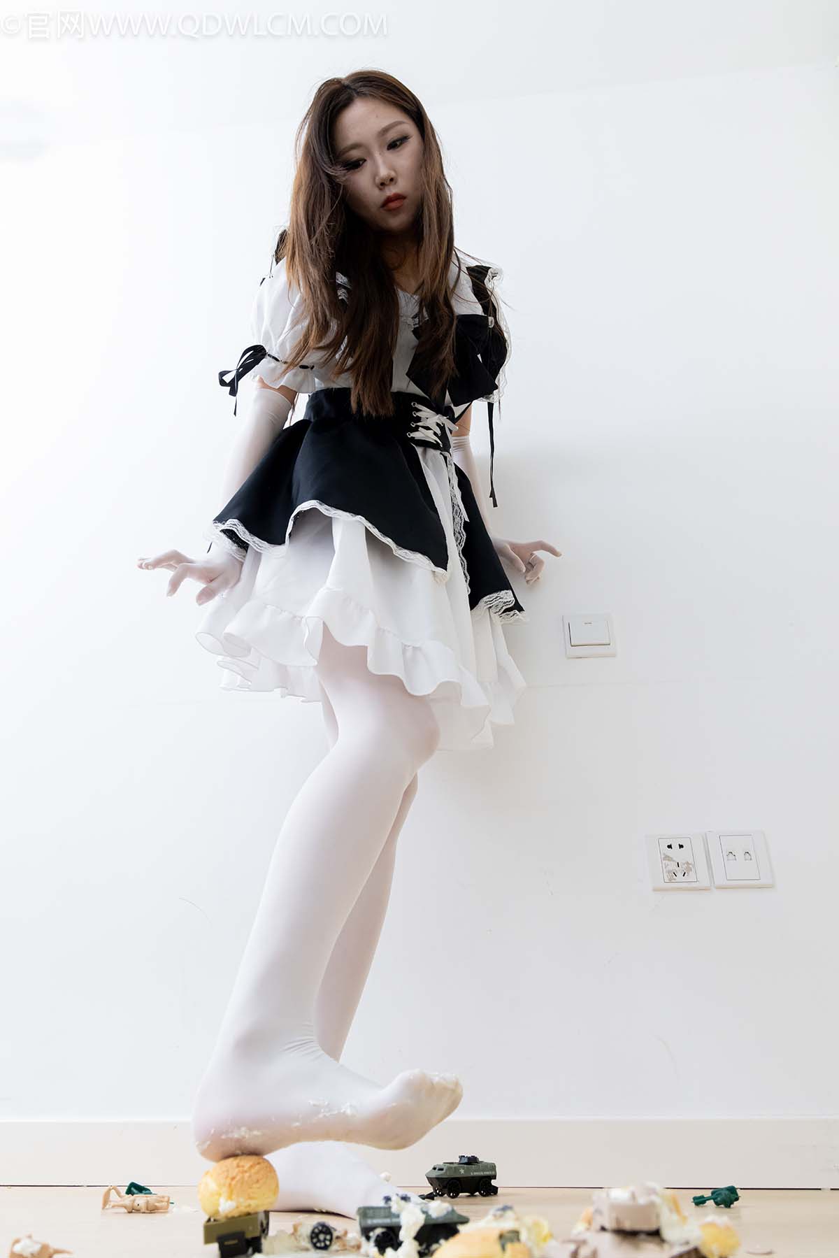 物恋传媒 NO.2597 泡泡-高跟鞋、厚白丝、裸足、小人国 WLCM物恋传媒-第2张