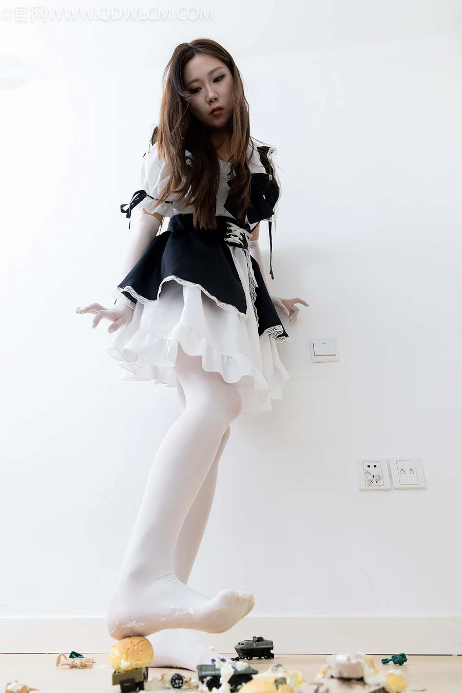 物恋传媒 NO.2597 泡泡-高跟鞋、厚白丝、裸足、小人国 WLCM物恋传媒-第2张