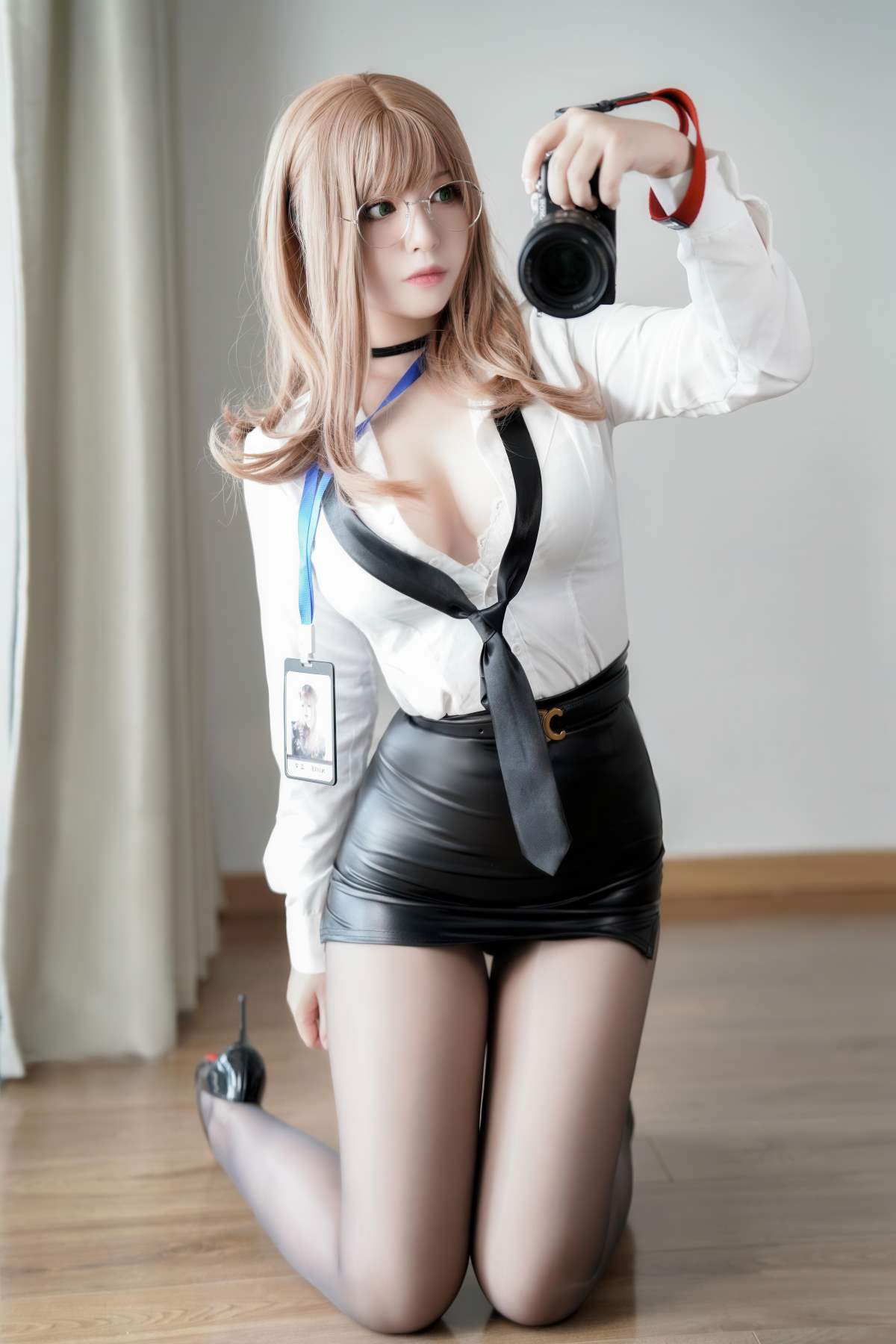 半半子 – Nikke胜利女神 艾玛秘书 Cosplay-第1张