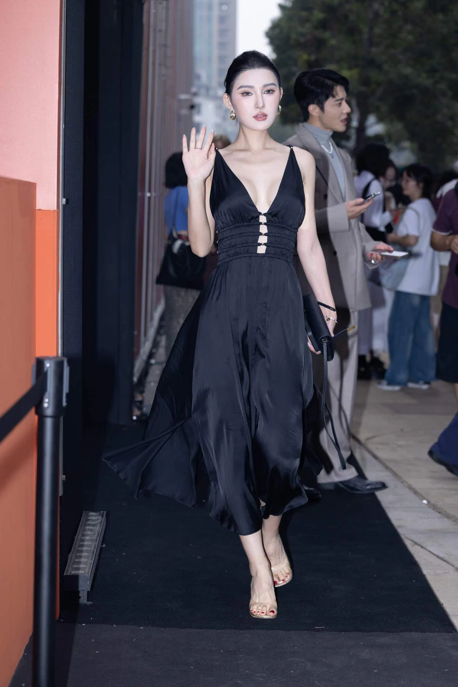 精选街拍作品 NO.5279 小露娜性感深V美胸 街拍-第1张