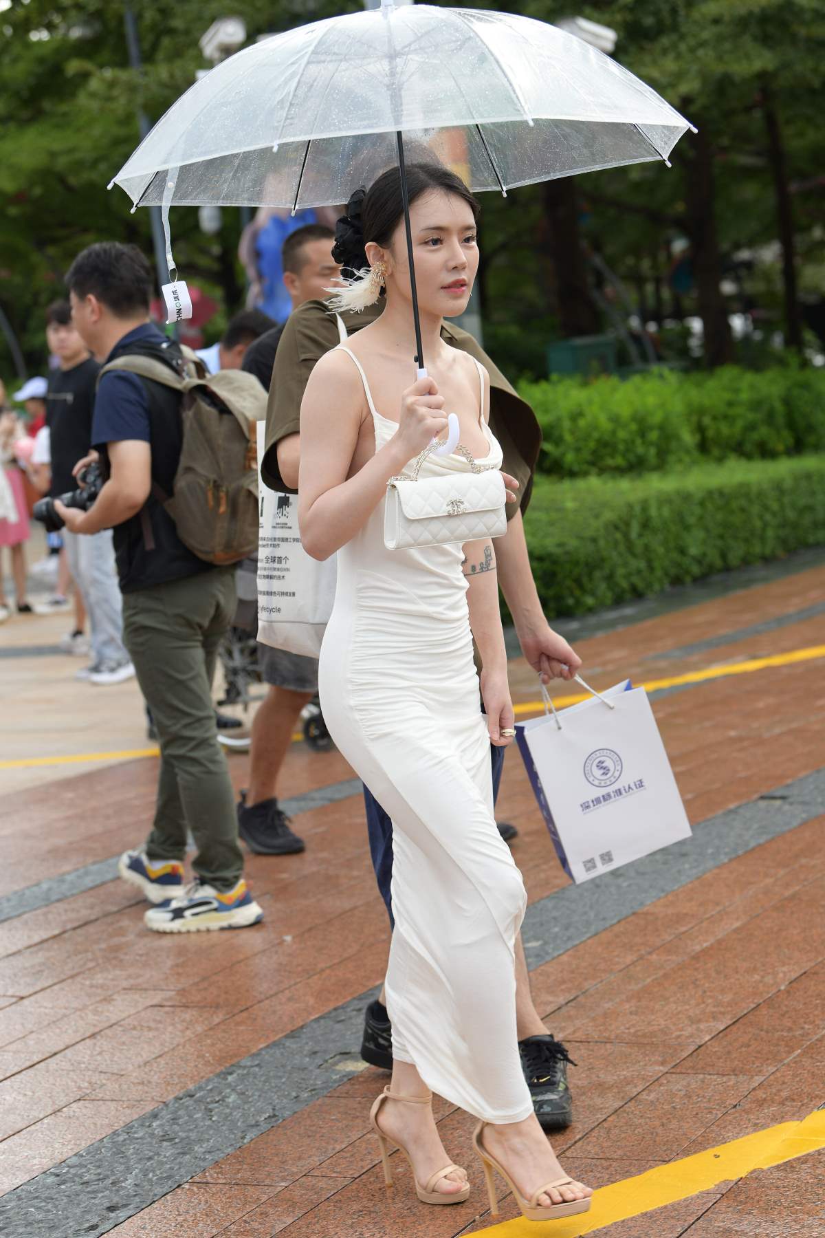 精选街拍作品 NO.5289 低胸丰满性感女友 街拍-第1张