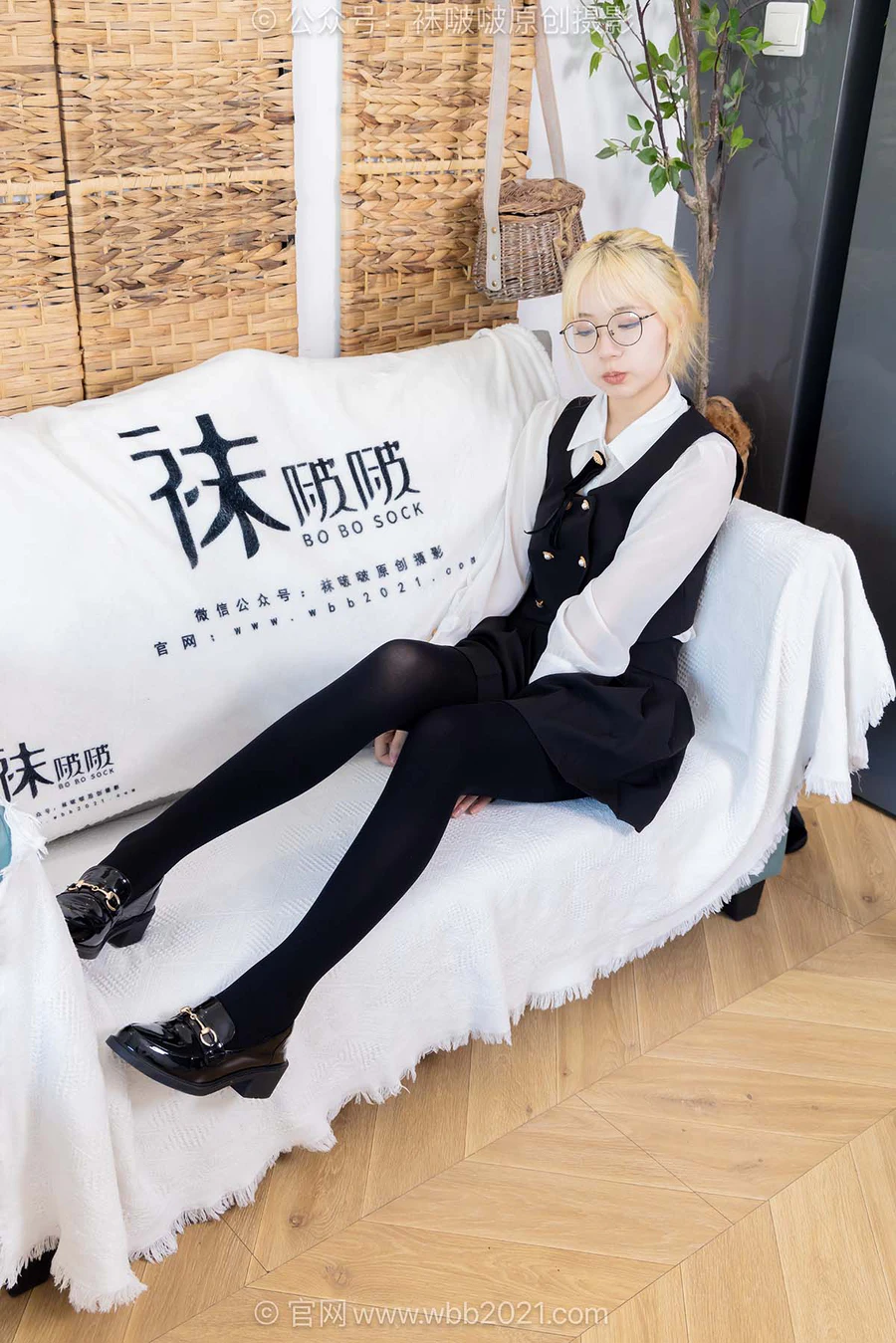 [BoBoSocks袜啵啵]NO.653 小甜豆-皮鞋、厚黑丝、瑜伽动作 BoBoSocks袜啵啵-第1张