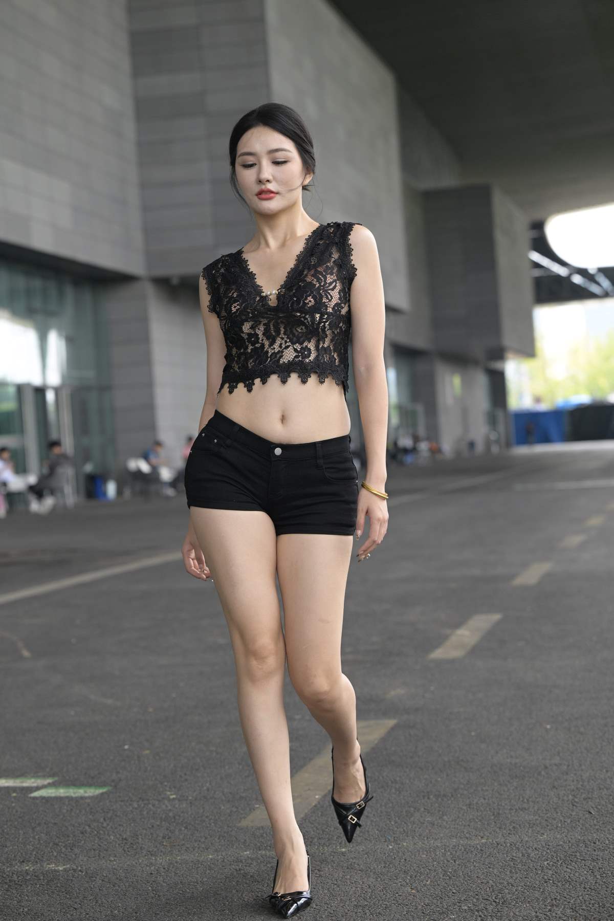 精选街拍作品 NO.5300 黑色短裤超美腿 街拍-第1张