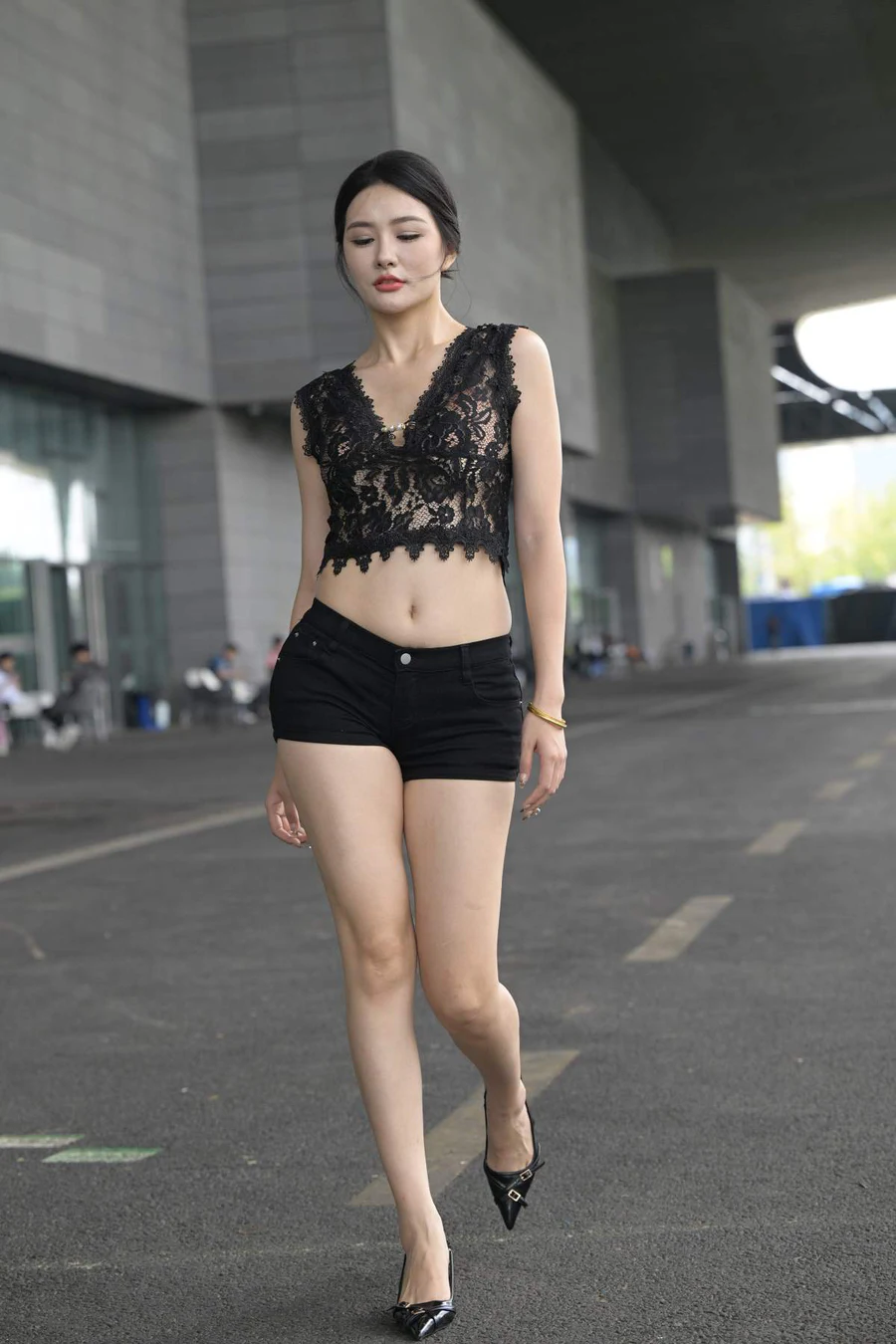 精选街拍作品 NO.5300 黑色短裤超美腿 街拍-第1张