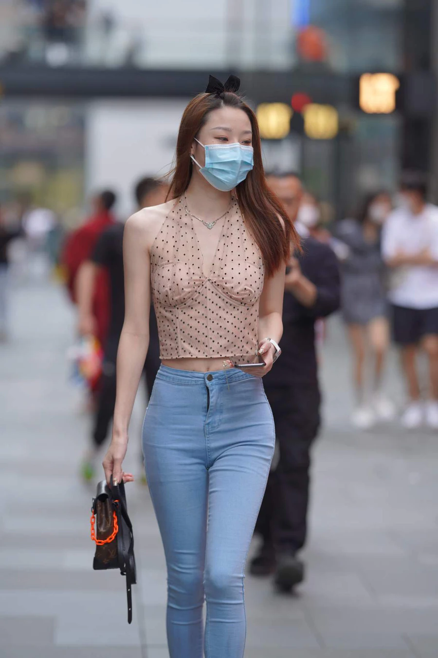 精选街拍作品 NO.5304 铅笔牛仔裤 街拍-第1张