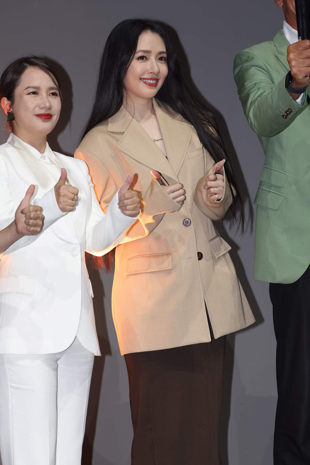 精选街拍作品 NO.5311 西装外套针织裙 街拍-第1张