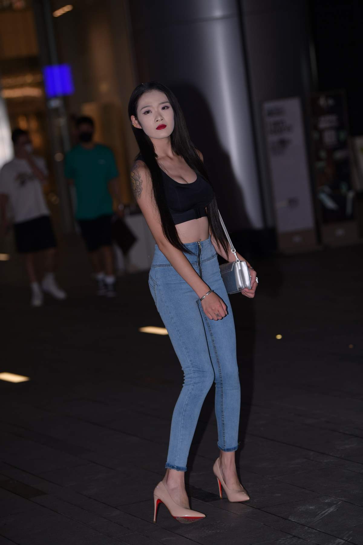 精选街拍作品 NO.5333 铅笔牛仔裤 街拍-第1张