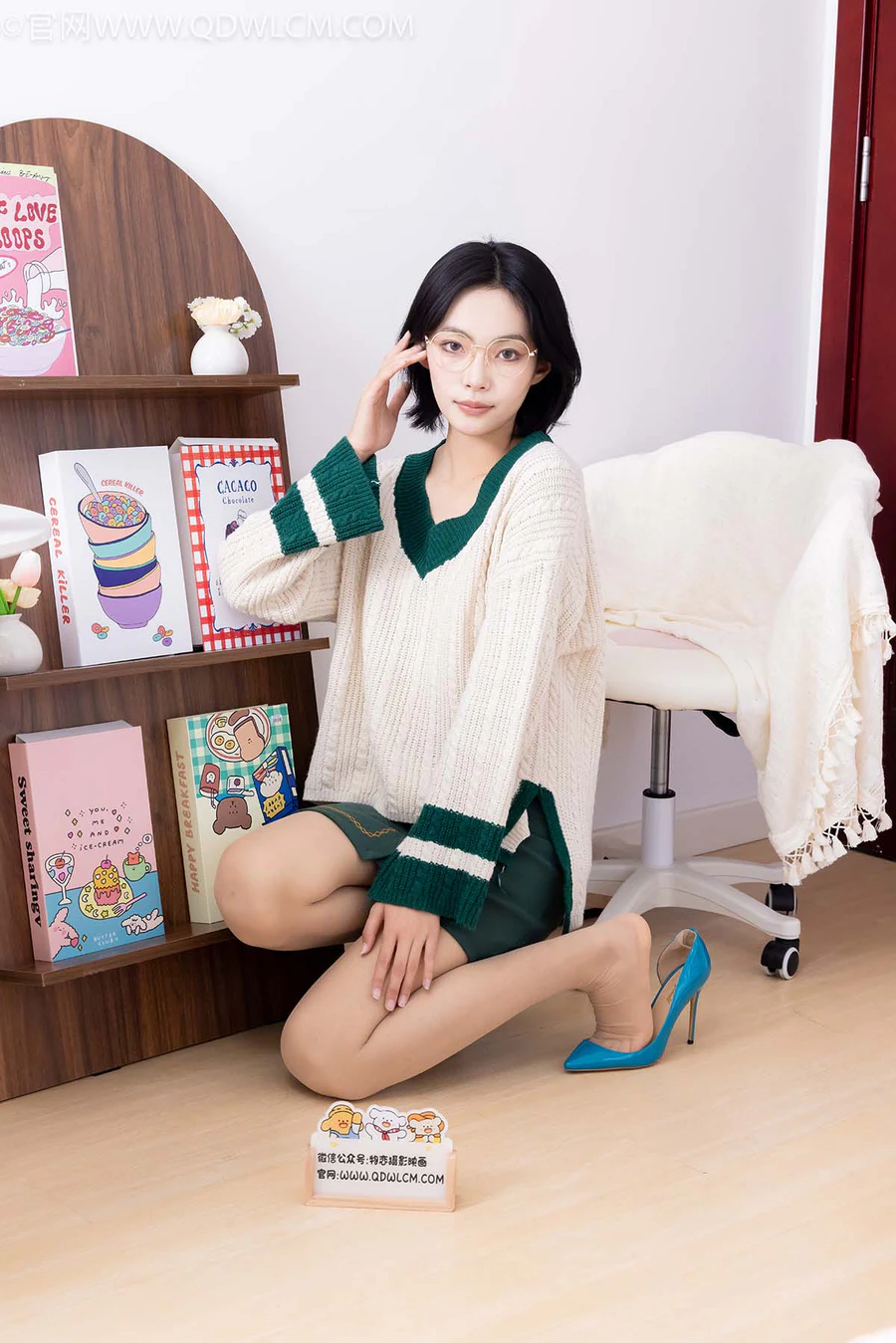 物恋传媒 NO.2616 小爱-三双高跟凉鞋、薄肉丝、裸足 WLCM物恋传媒-第1张