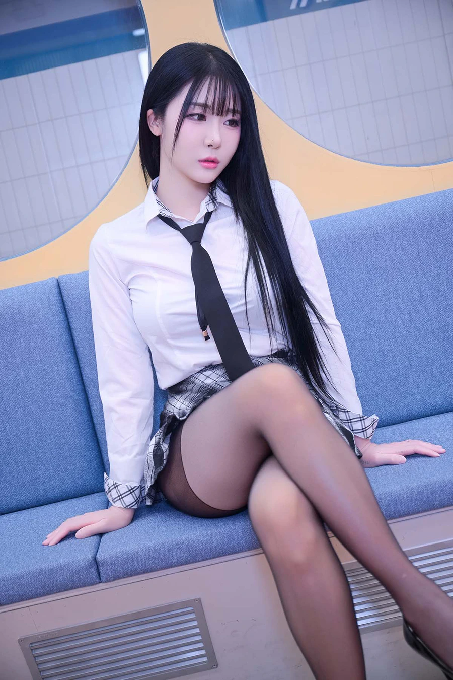 Bomi – Schoolgirl In The Subway RHJX日韩精选-第1张