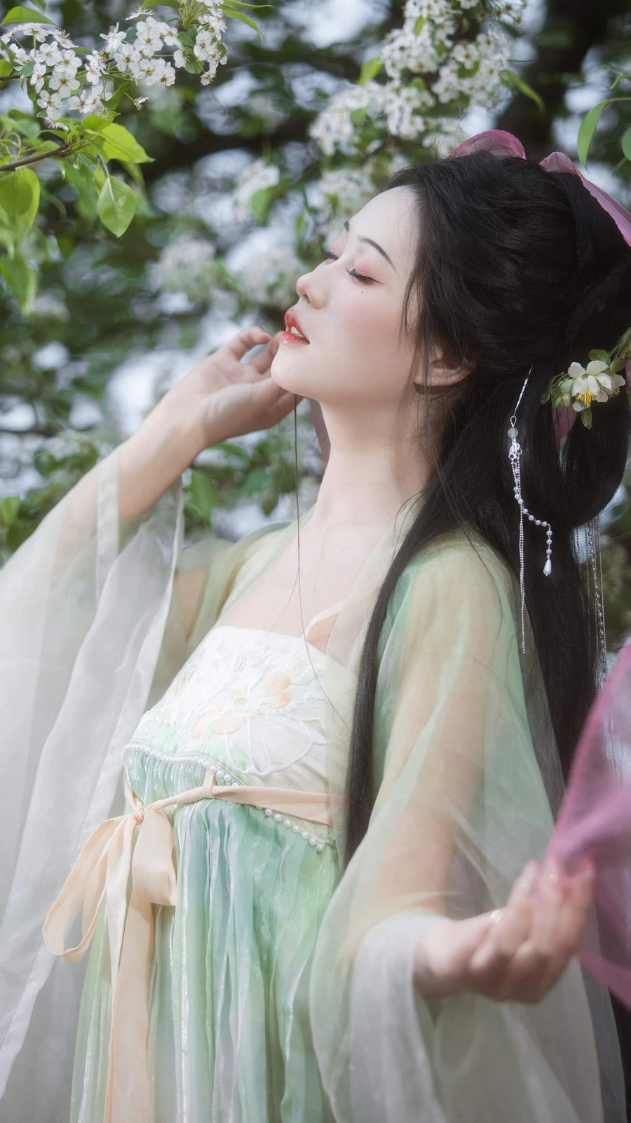 [YITUYU艺图语]2025.09.30 海棠未雨， 梨花先雪   阿程程 YITUYU艺图语-第1张