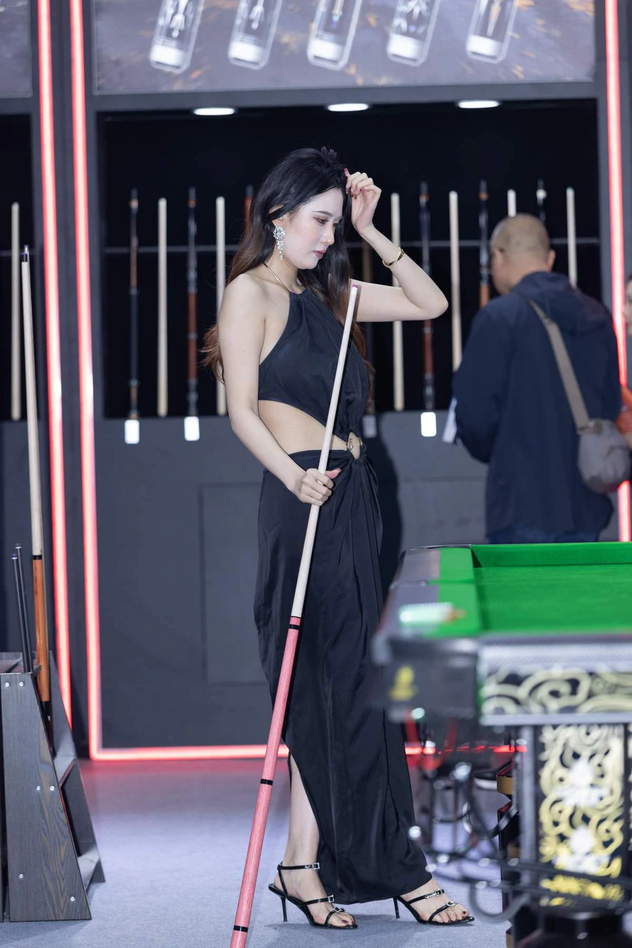 精选街拍作品 NO.5352 黑色长裙美背 街拍-第1张