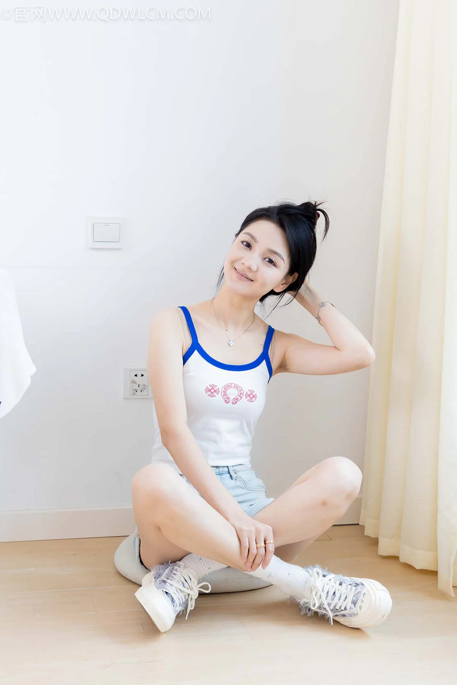 物恋传媒 NO.2619 小熊-帆布鞋、白棉袜、裸足 WLCM物恋传媒-第1张