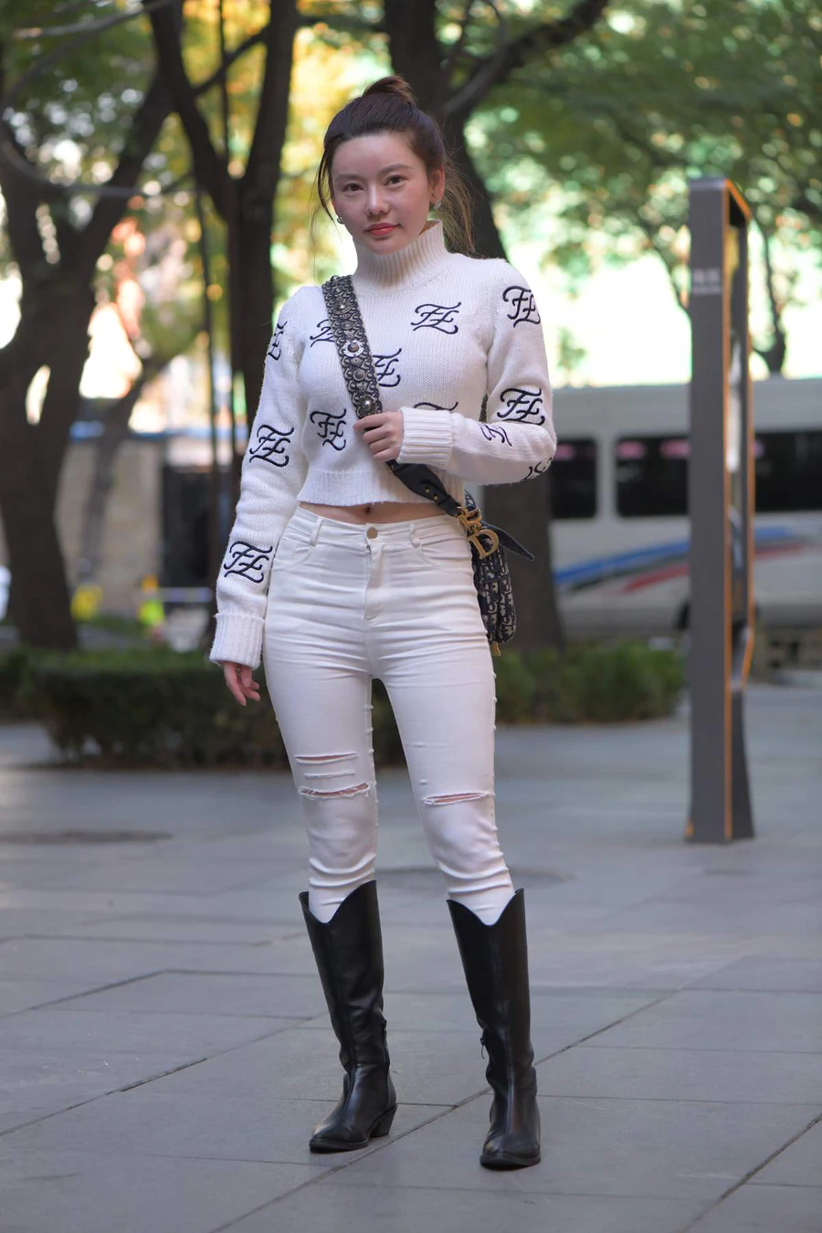 精选街拍作品 NO.5362 性感白色牛仔裤 街拍-第1张