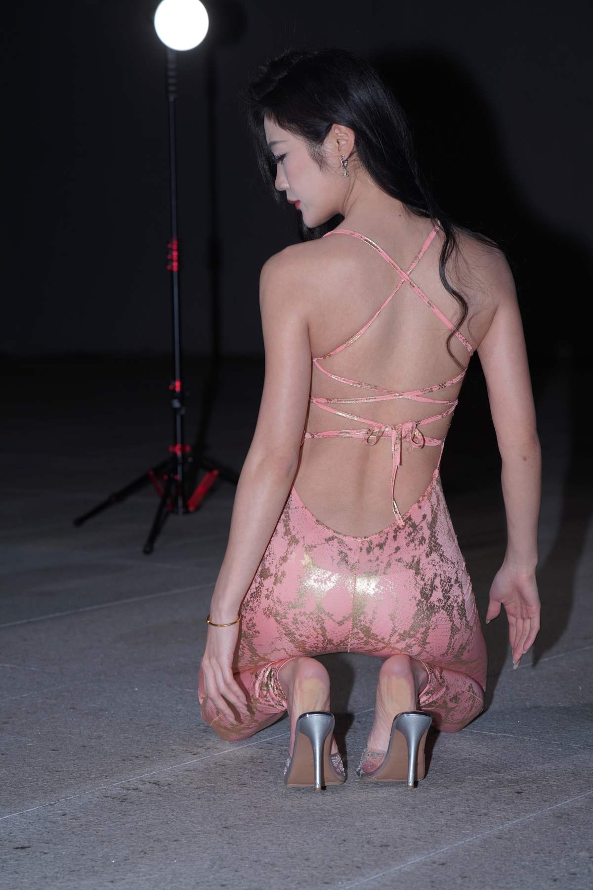 精选街拍作品 NO.5393 粉金亮面性感连体 街拍-第1张