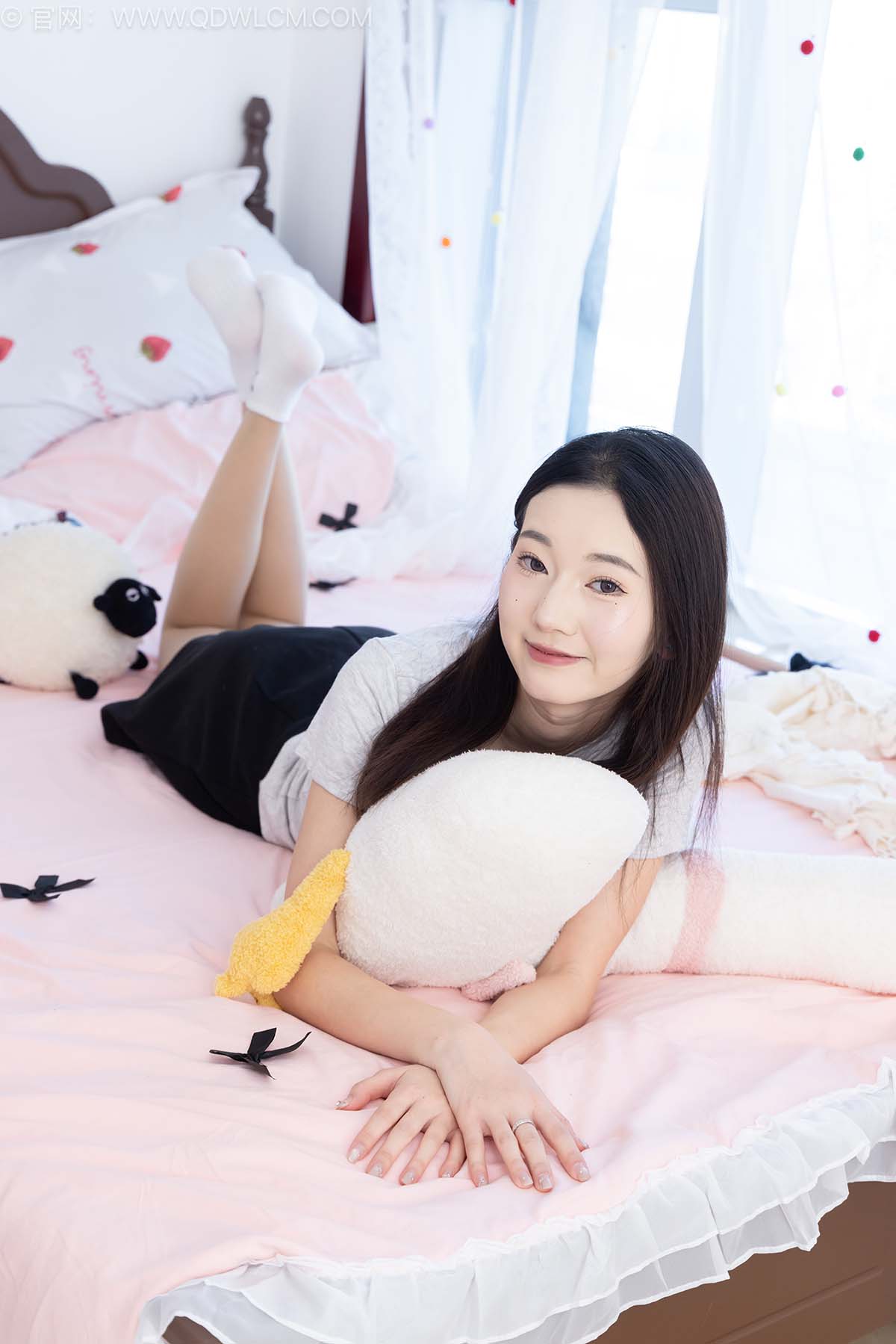 物恋传媒 NO.2632 沉香-板鞋、白棉袜、薄肉丝 WLCM物恋传媒-第2张