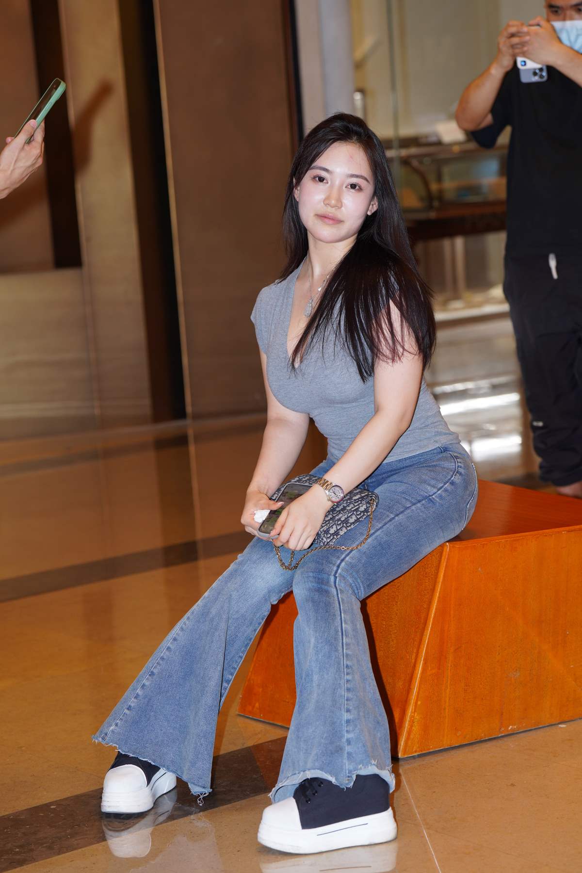 精选街拍作品 NO.5416 超有料V领牛仔裤 街拍-第1张