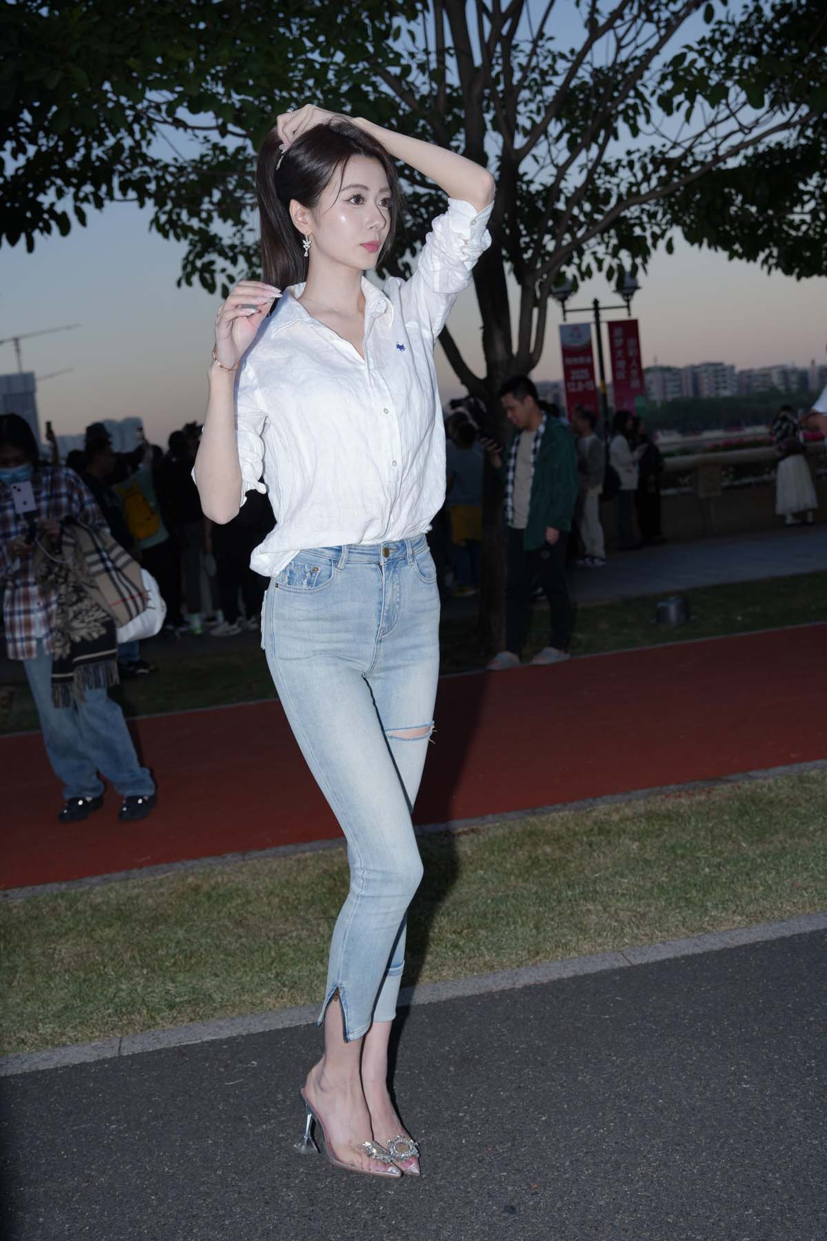 精选街拍作品 NO.5434 牛仔裤飒爽小荔枝 街拍-第1张