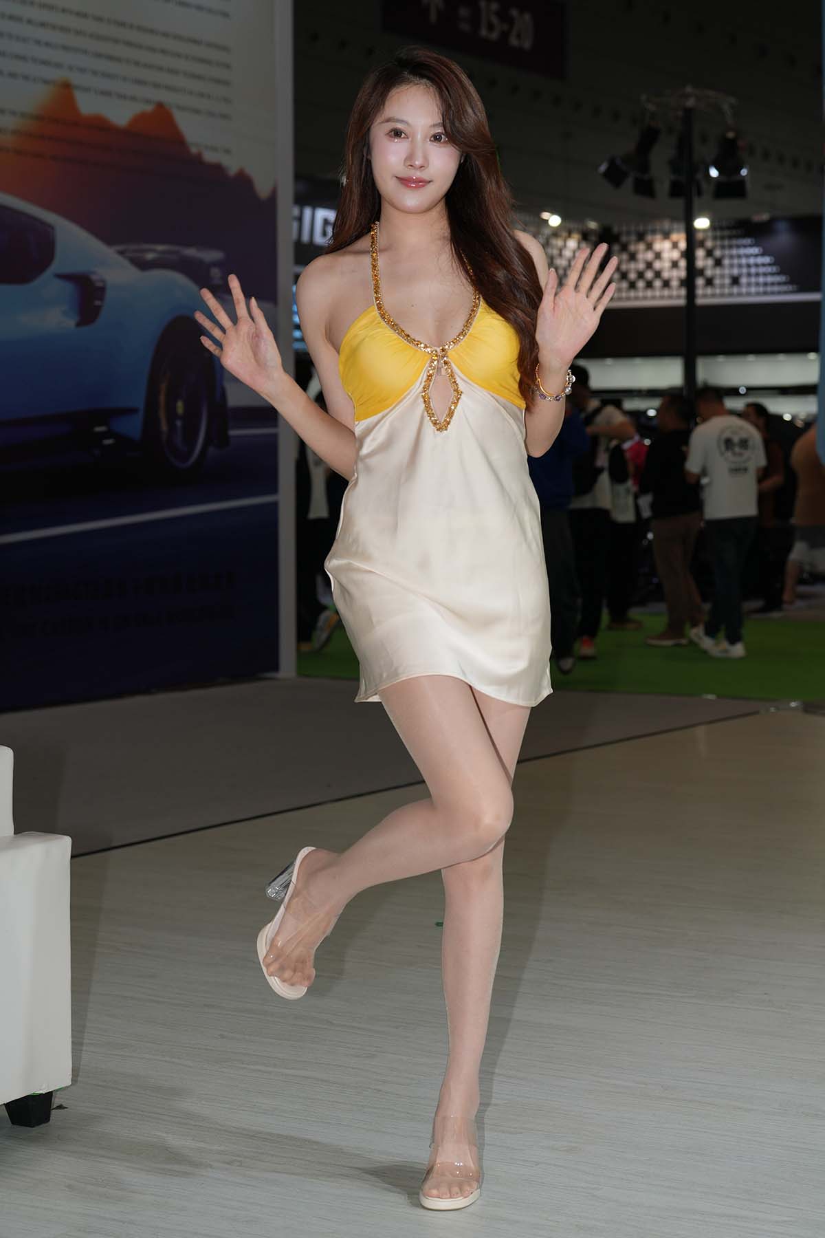 精选街拍作品 NO.5437 吊带裙美腿车模 街拍-第1张