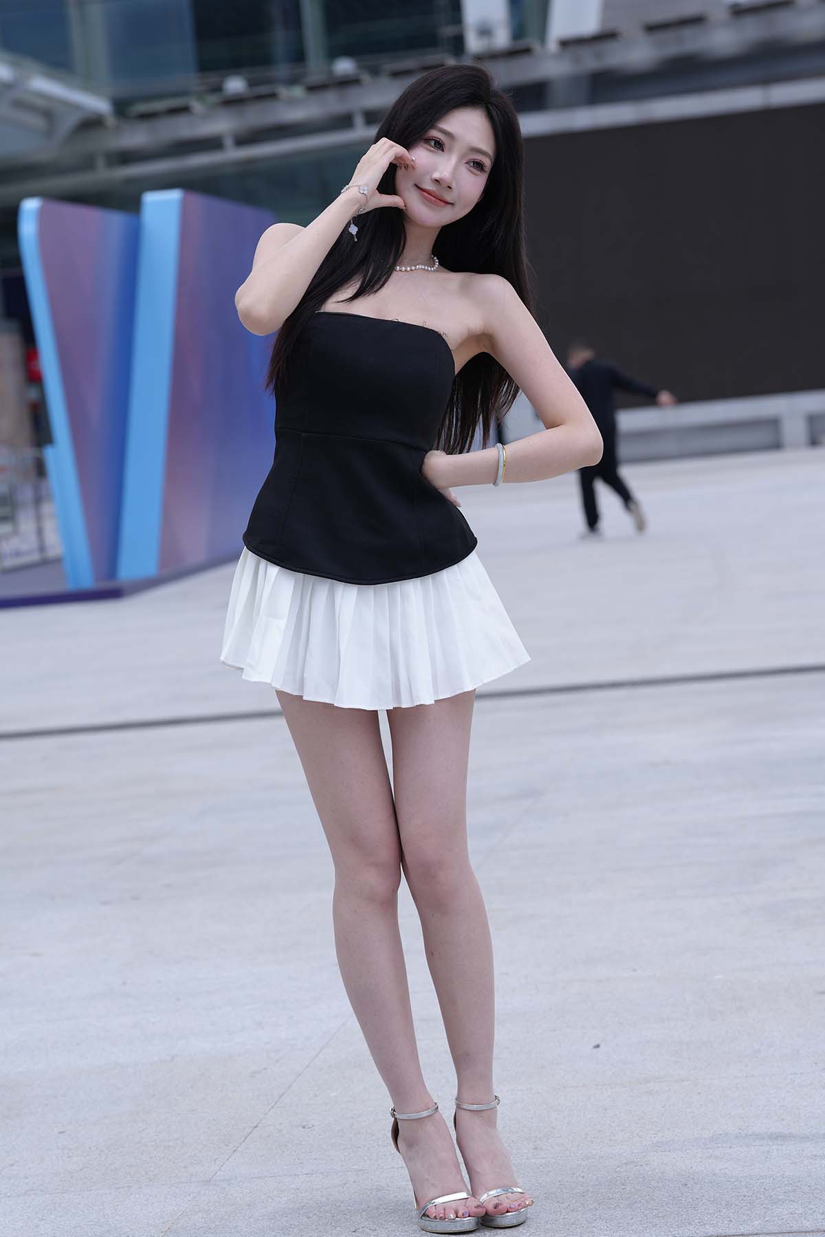 精选街拍作品 NO.5442 黑白搭配小瑞瑞 街拍-第1张