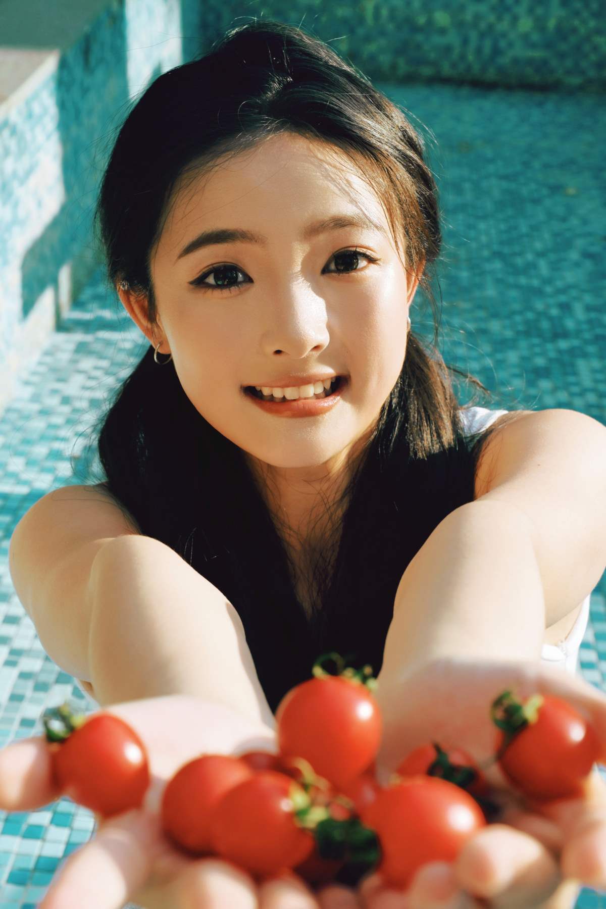 [YITUYU艺图语]2025.10.24 蕃茄味的夏天 何薇羽 YITUYU艺图语-第1张