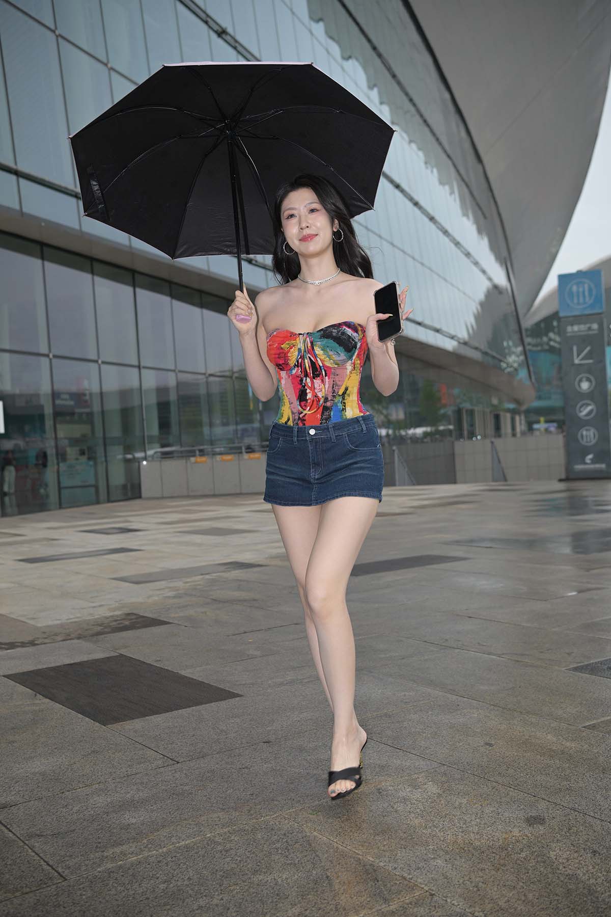 精选街拍作品 NO.5451 雨后牛仔短裤 街拍-第1张