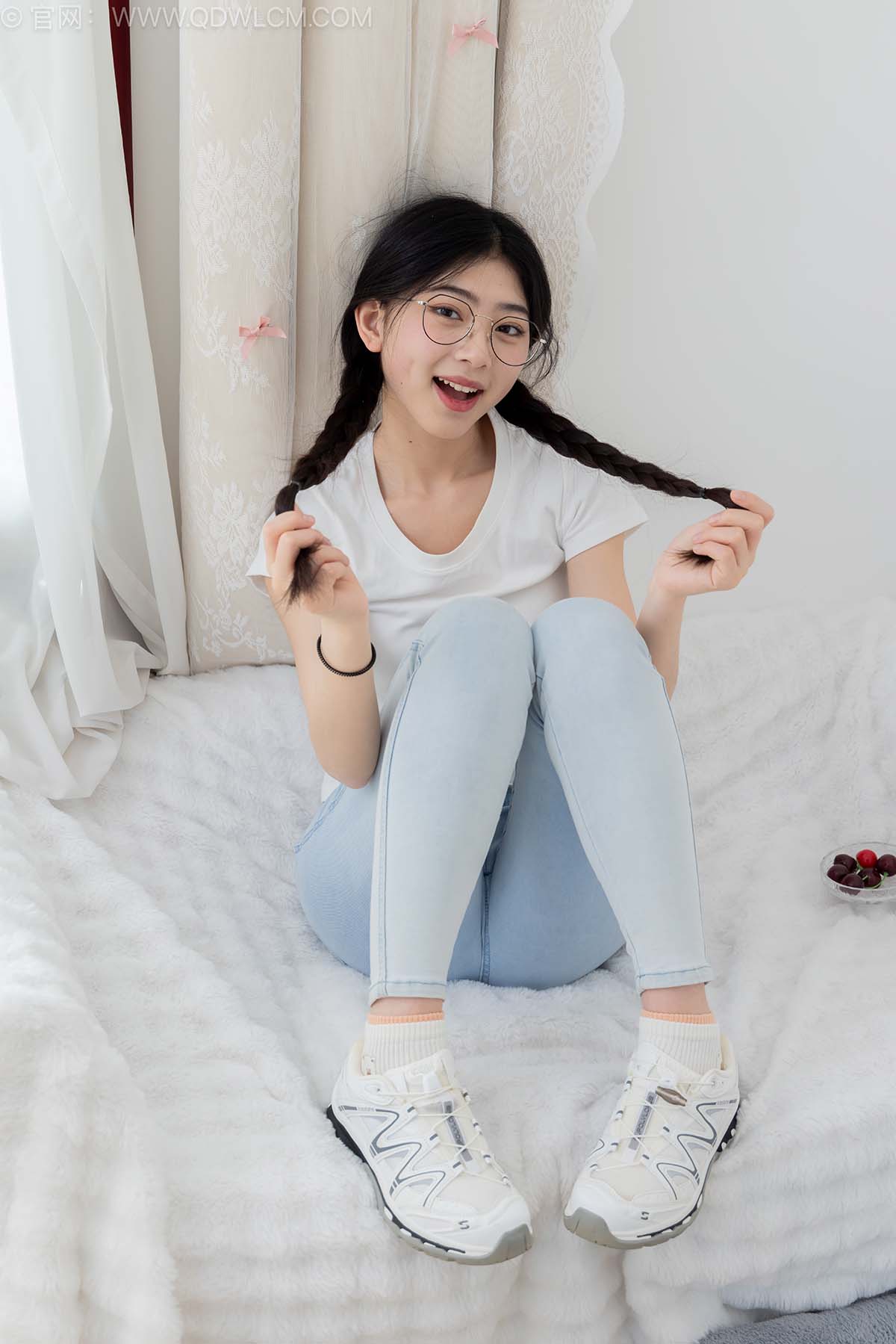 物恋传媒 No.2648 包包-运动鞋、白棉袜、裸足 WLCM物恋传媒-第1张