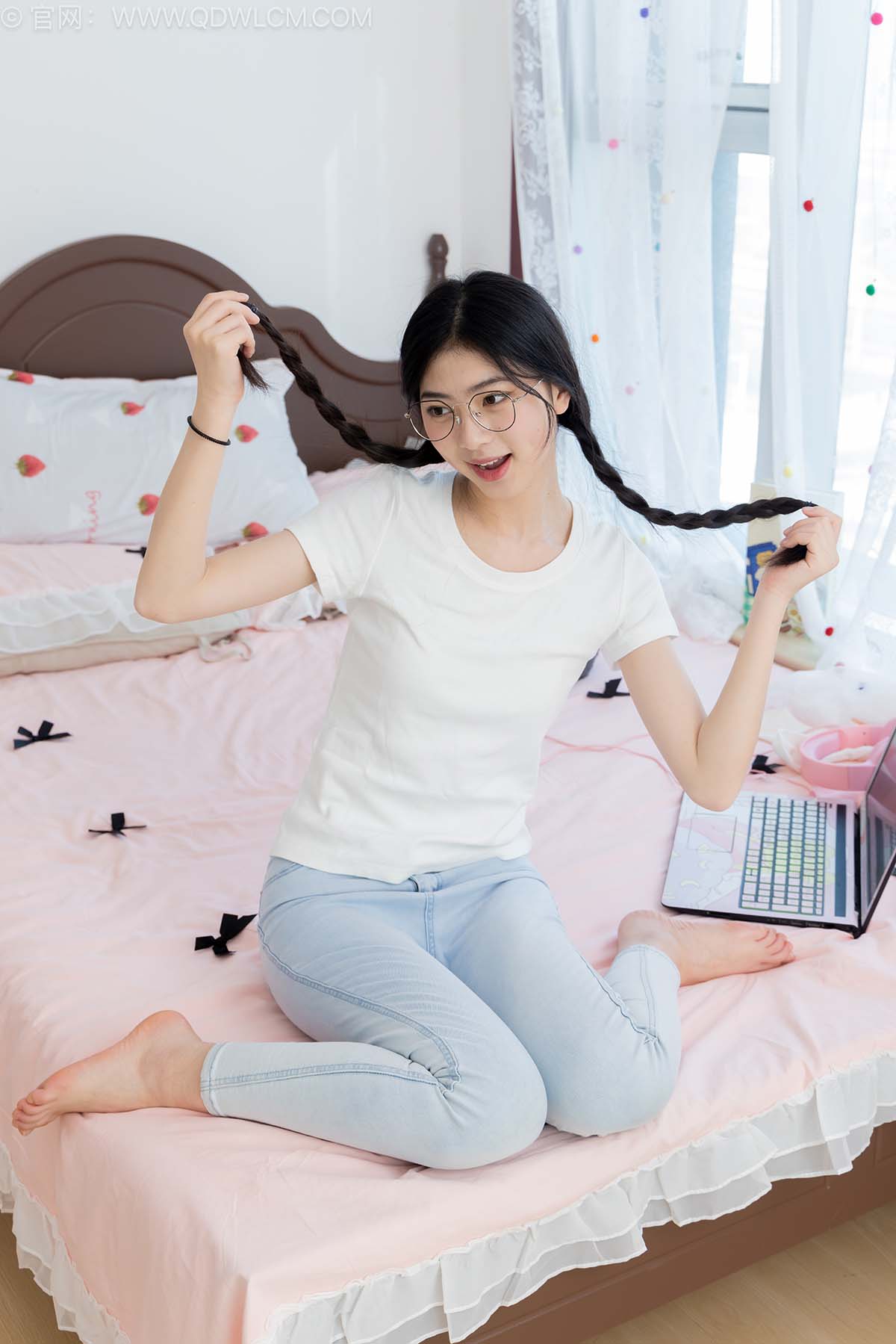 物恋传媒 No.2648 包包-运动鞋、白棉袜、裸足 WLCM物恋传媒-第2张