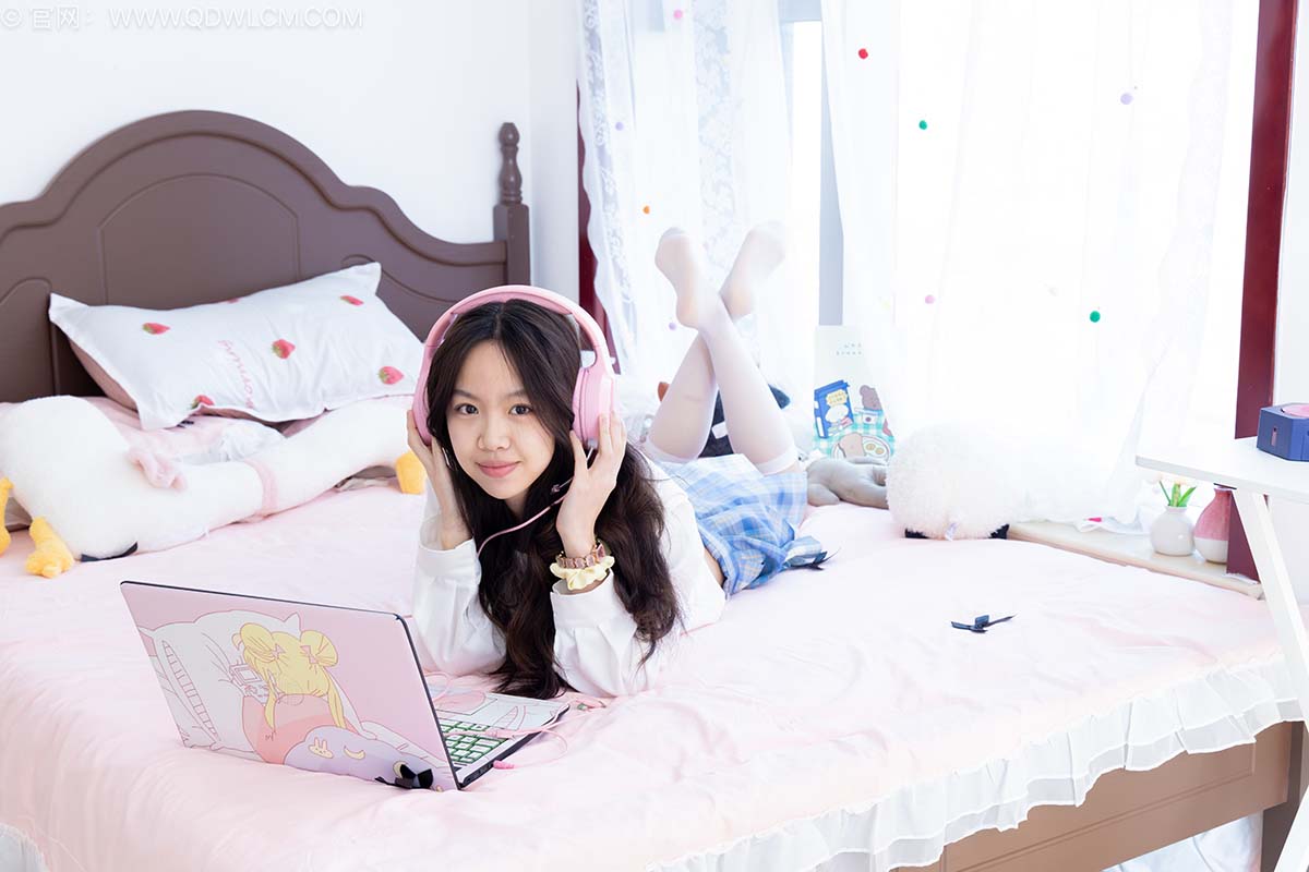 物恋传媒 NO.2647 连翘-皮鞋、薄白丝小腿袜、裸足、jk制服 WLCM物恋传媒-第1张