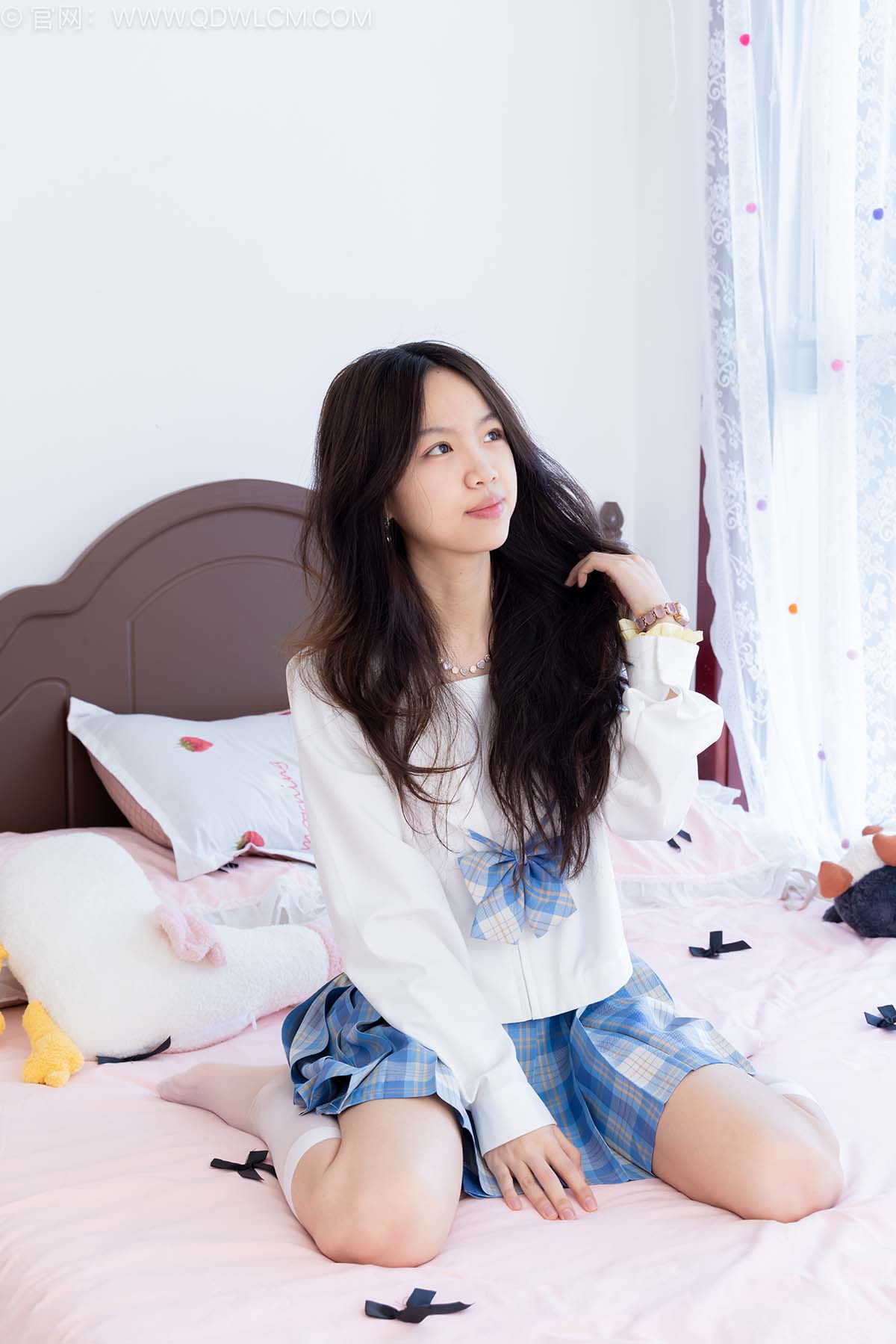 物恋传媒 NO.2647 连翘-皮鞋、薄白丝小腿袜、裸足、jk制服 WLCM物恋传媒-第2张